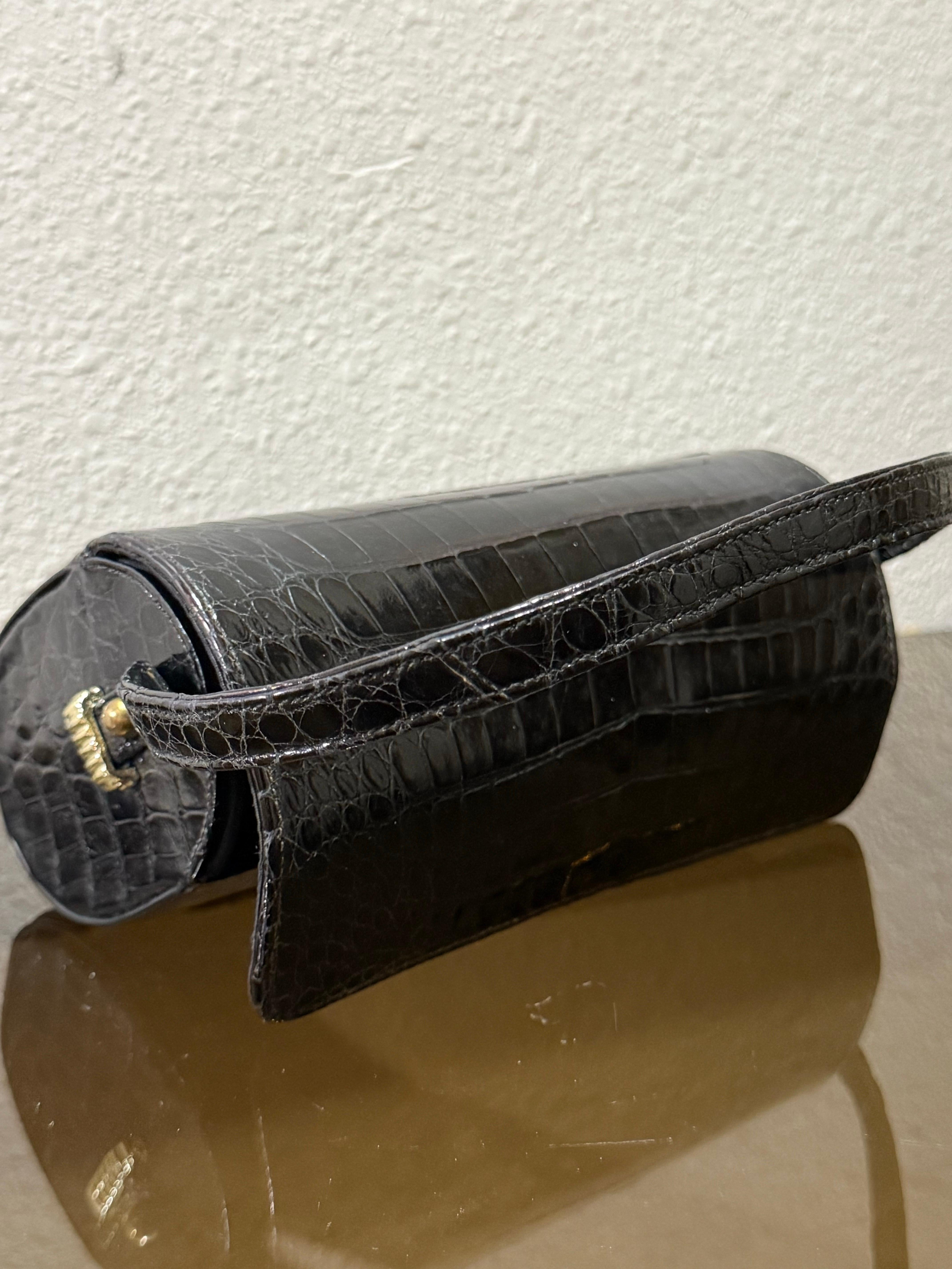 1960 For Saks Fifth Avenue Sac à main en alligator noir avec poignée supérieure en vente 2