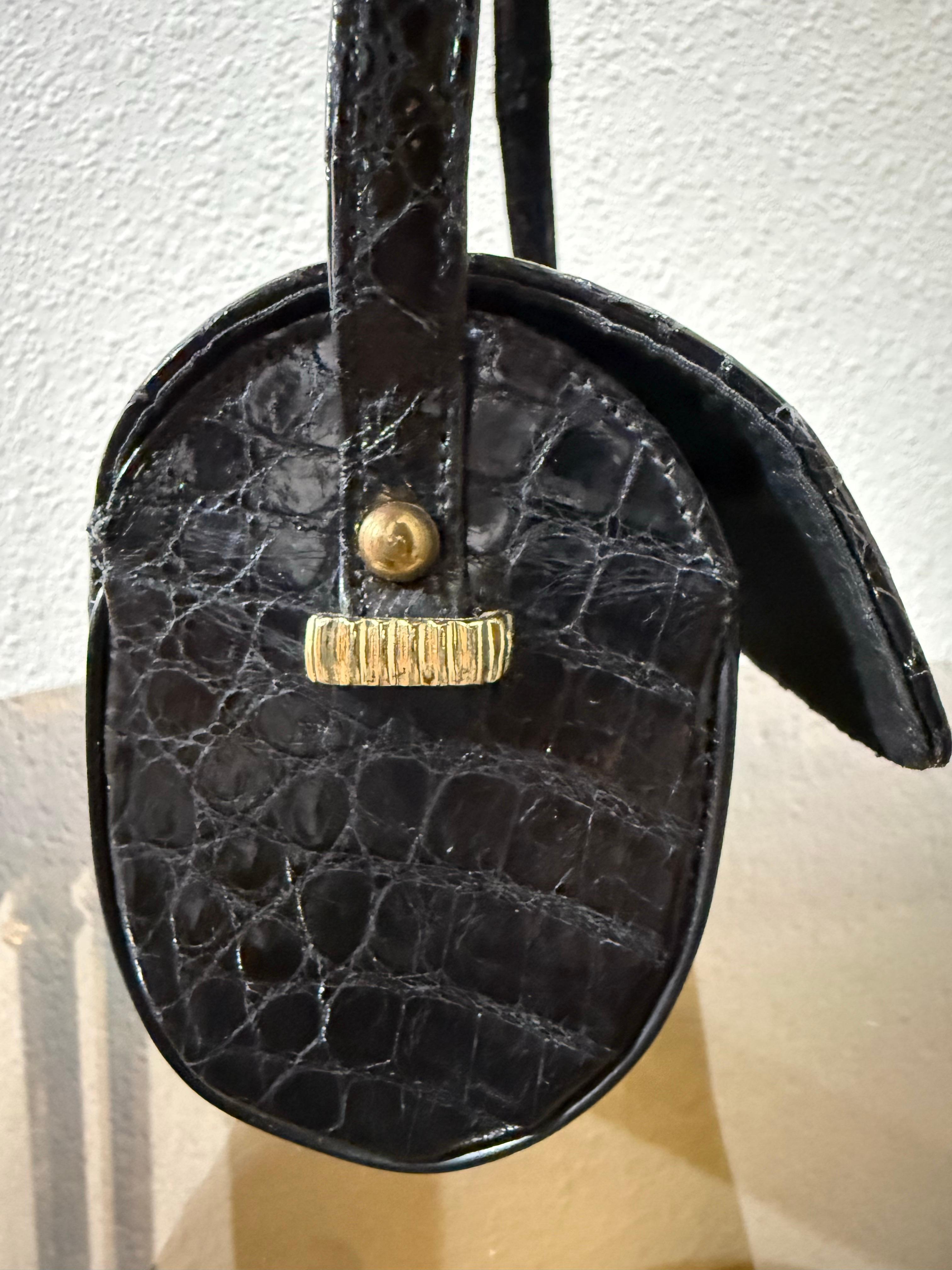 1960 For Saks Fifth Avenue Sac à main en alligator noir avec poignée supérieure en vente 3