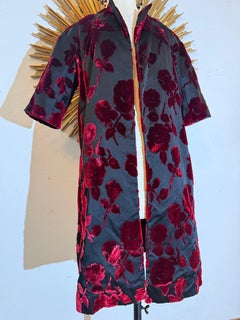 1960 Saks Fifth Avenue Abrigo de cóctel Devore Rose de terciopelo negro y rojo
