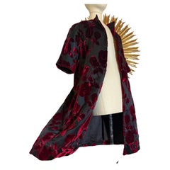 1960 Saks Fifth Avenue Abrigo de cóctel Devore Rose de terciopelo negro y rojo