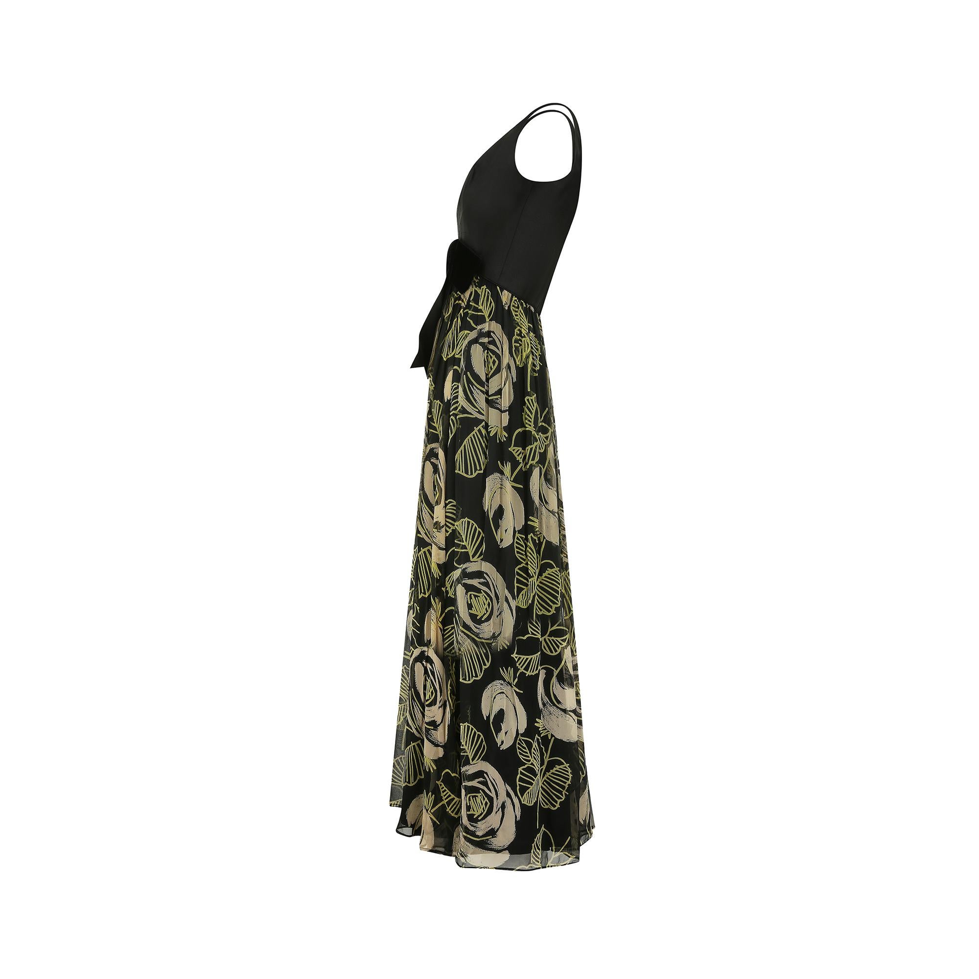 Noir Saks Fifth Avenue - Robe longue en mousseline à imprimé rose des années 1960 en vente