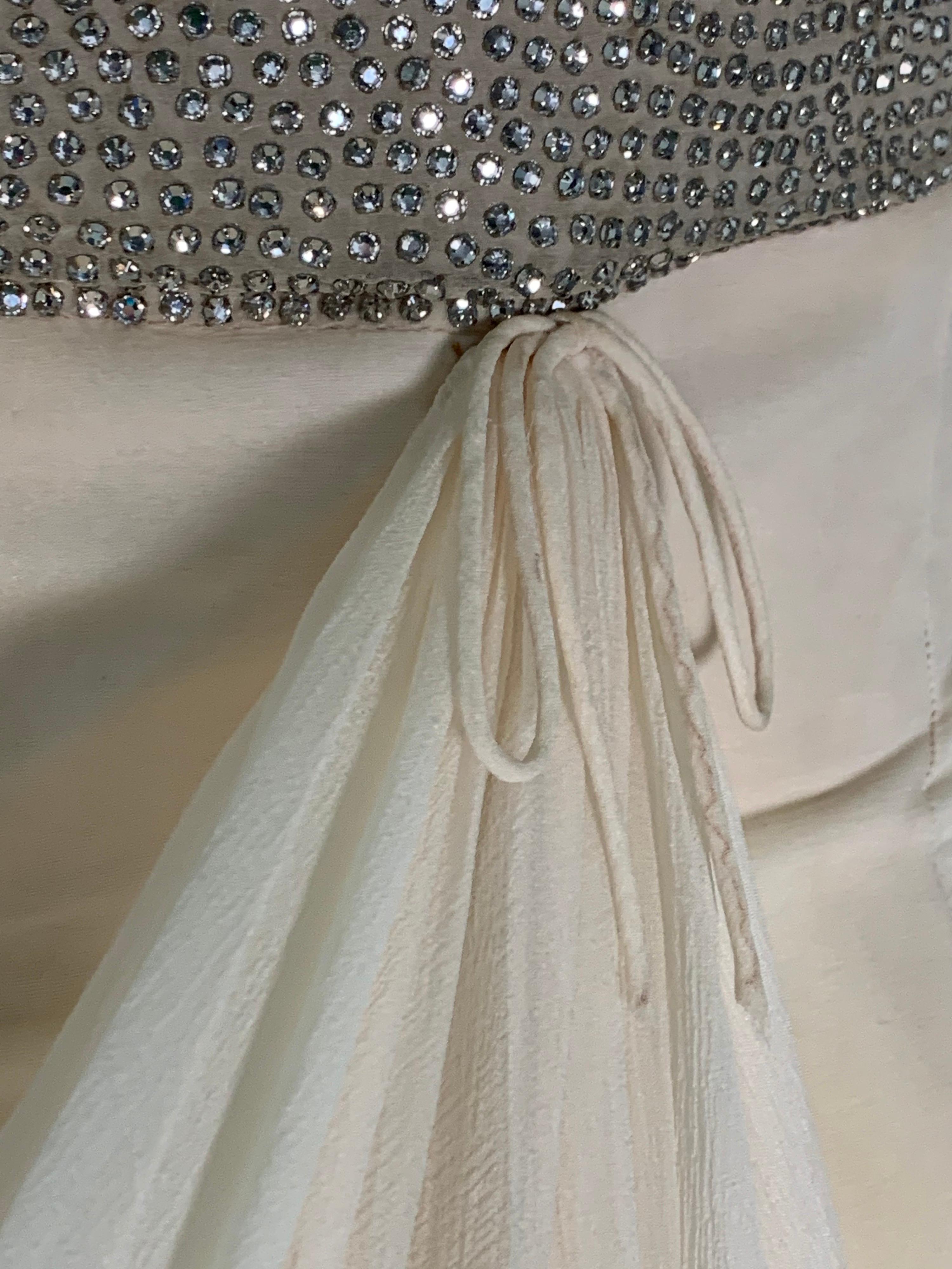 Saks Fifth Avenue - Robe en mousseline de soie crème avec corsage incrusté de strass, années 1960 en vente 1