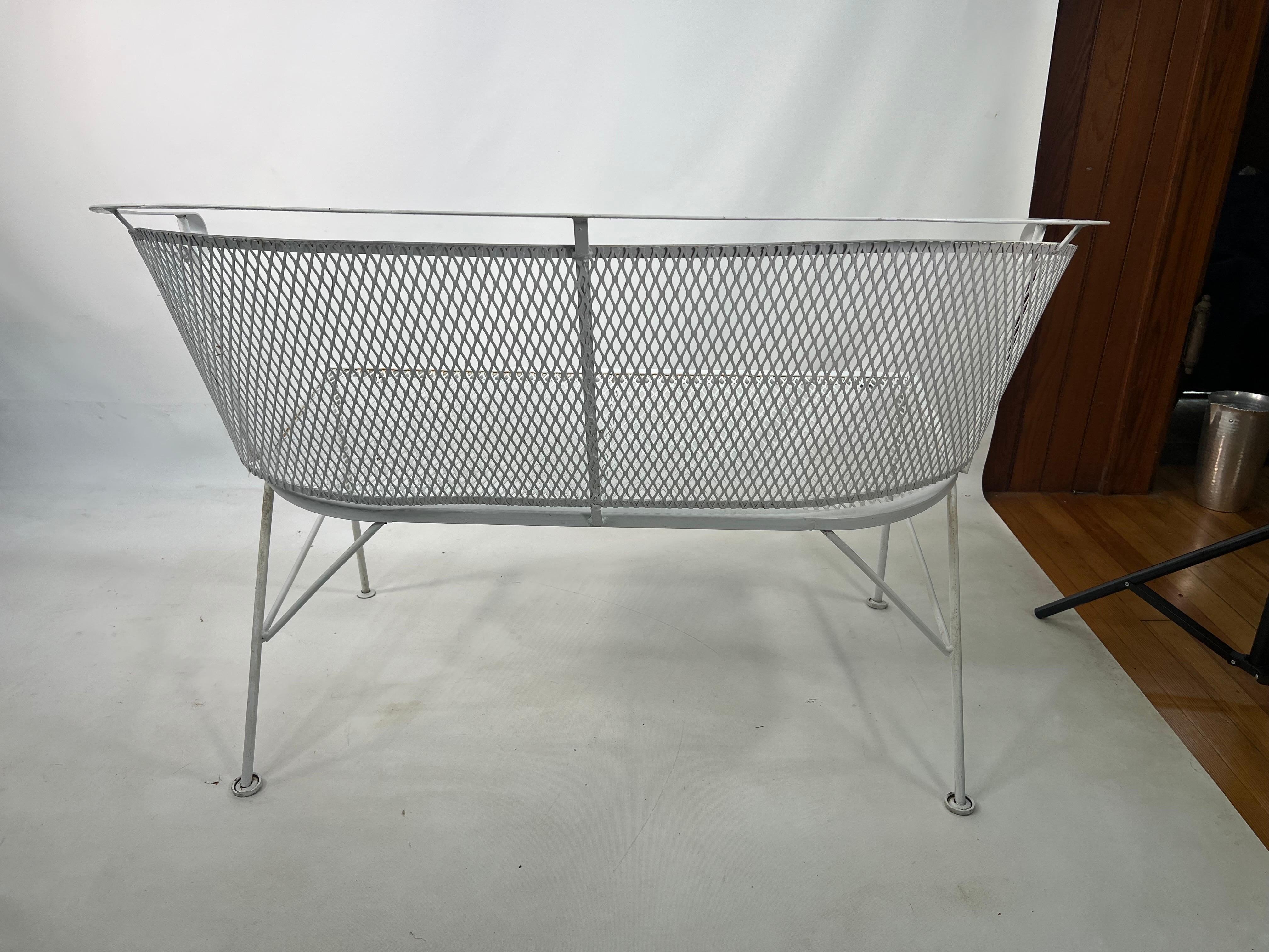 1960s Salterini Style Wrought Iron Garden Patio Settee In Good Condition For Sale In Esperance, NY