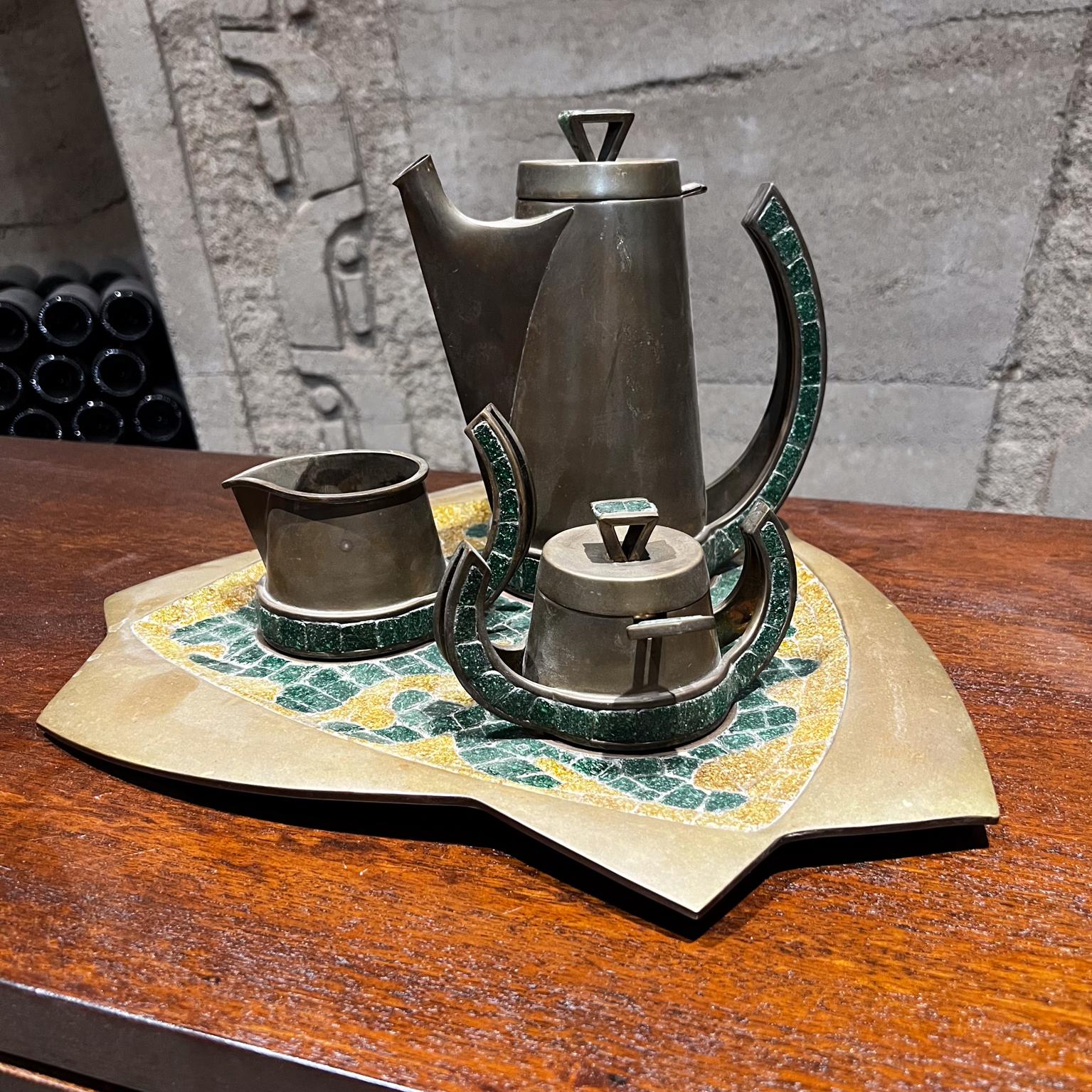 Fabuleux service à café et à thé fait à la main au Mexique par Salvador Teran, avec cuillère et plateau de service.
Ensemble de cinq pièces
Fabriqué à la main en laiton patiné avec une exquise mosaïque de pierres turquoises.
L'ensemble