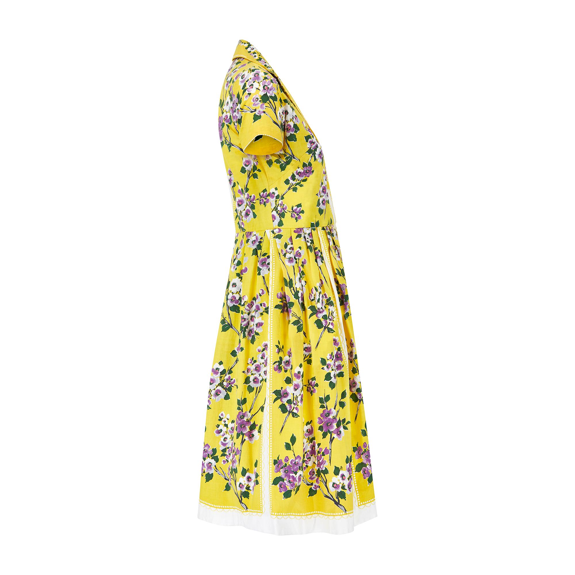 Este vestido de verano de algodón de finales de los años 50 y principios de los 60 fue diseñado por Sambo Fashions, una marca británica de calidad que operó entre los años 40 y 60. El estampado de este vestido es lo que realmente destaca; flores