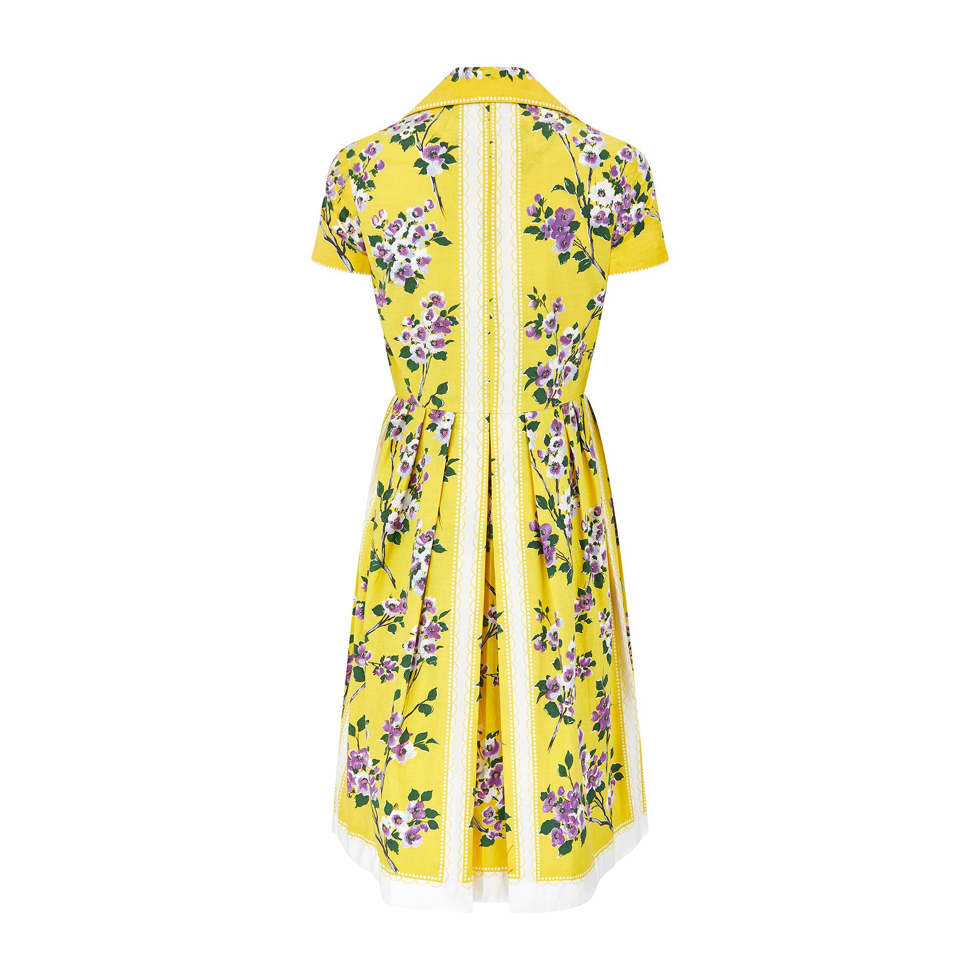 1960 Sambo Fashions Vestido estampado floral amarillo y lila Amarillo en venta