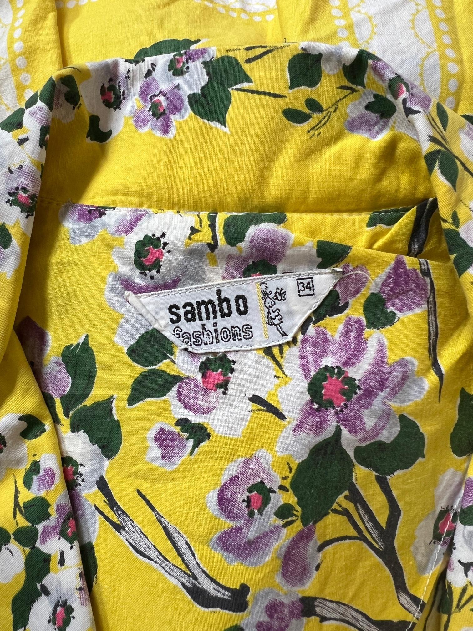 De las mujeres 1960 Sambo Fashions Vestido estampado floral amarillo y lila en venta