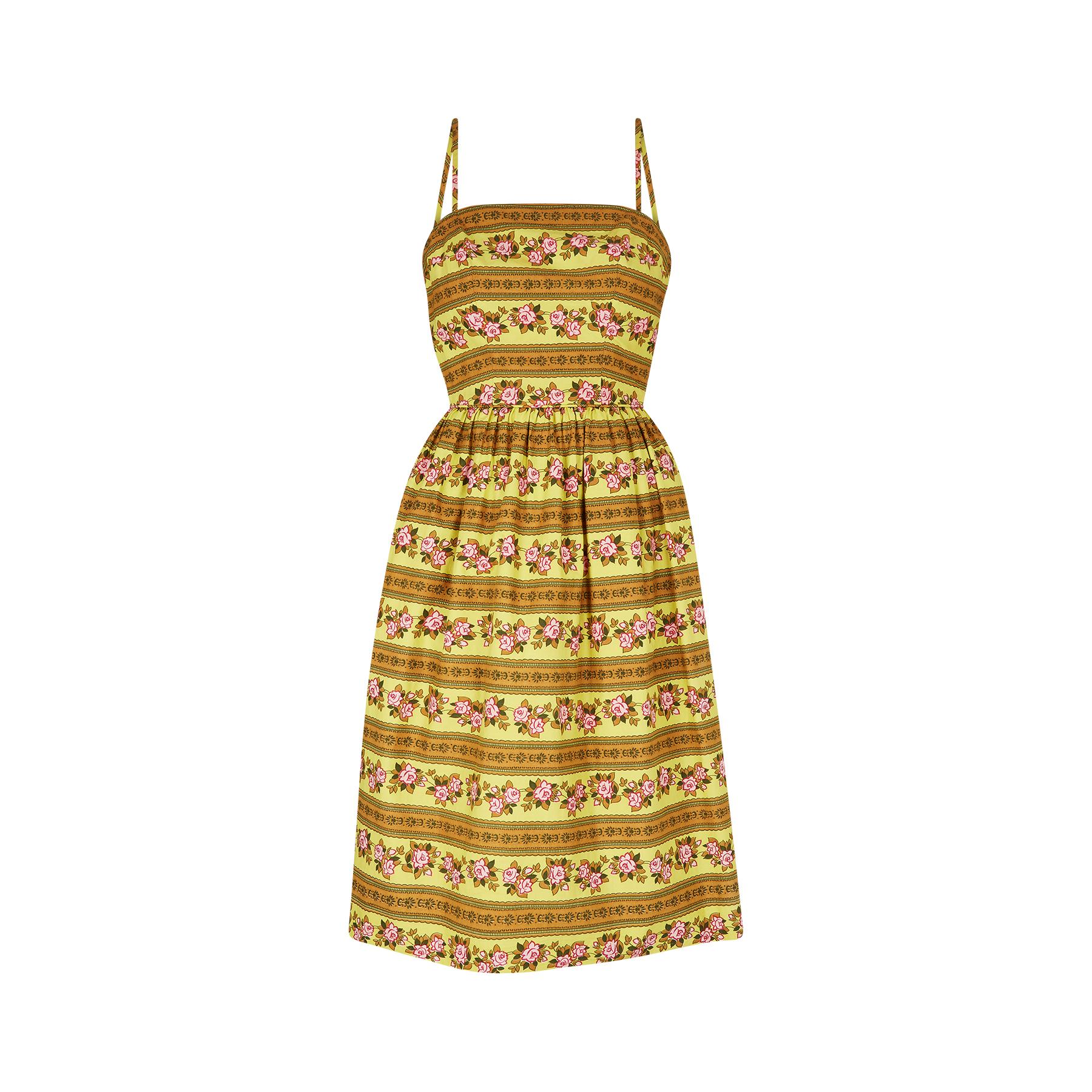 Ende der 1950er oder Anfang der 1960er Jahre entworfenes Sommerkleid von Sambo Fashions, einer britischen Qualitätsmarke, die in den 40er bis 60er Jahren tätig war. Der Druck auf diesem Kleid gefällt mir sehr gut: ein hübsches Band mit Rosenmuster,