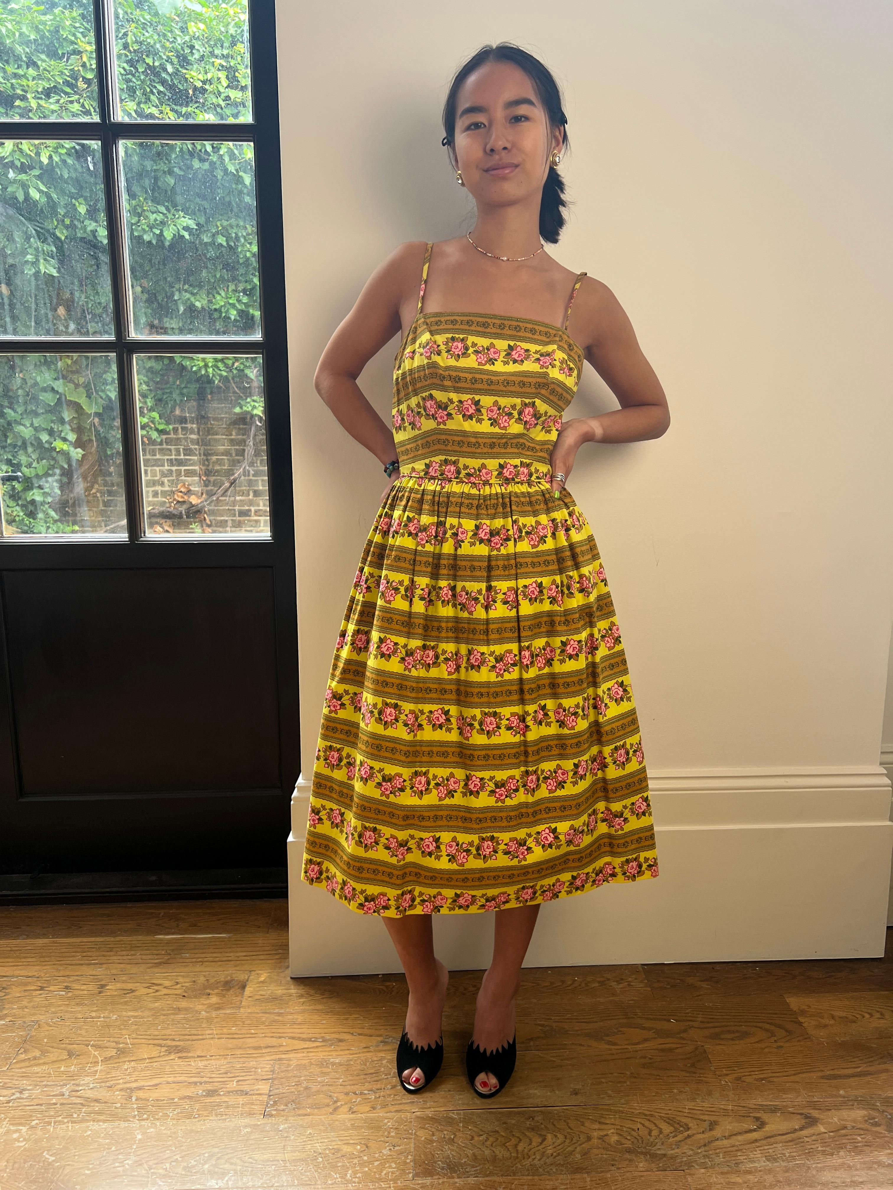 Robe à fleurs jaune et rose Sambo Fashions des années 1960 en vente 2