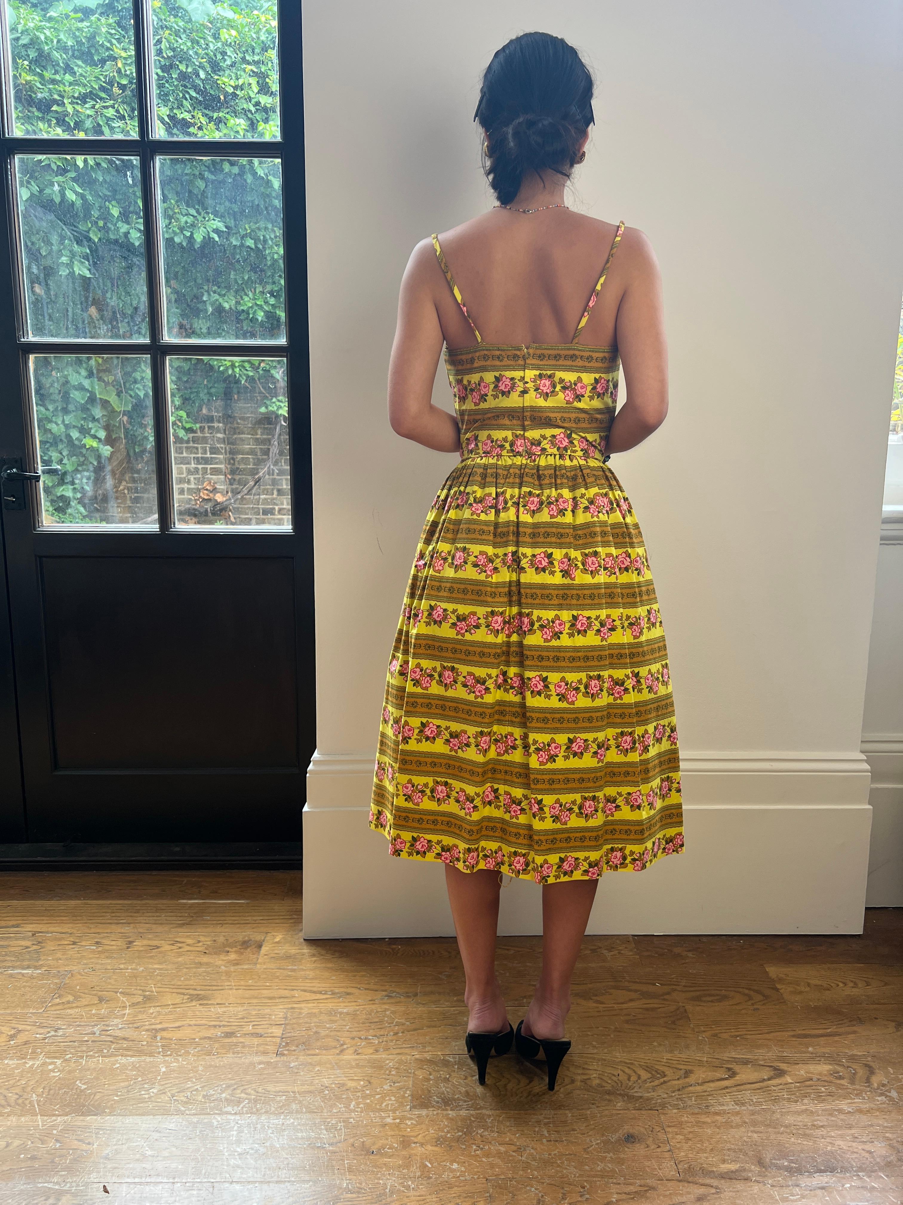 Robe à fleurs jaune et rose Sambo Fashions des années 1960 en vente 3