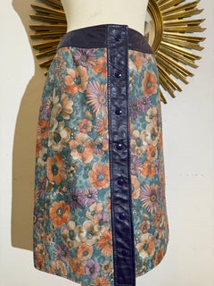 Falda midi de cuero con estampado floral Samuel Robert de los años 60 con tapeta y cinturilla moradas