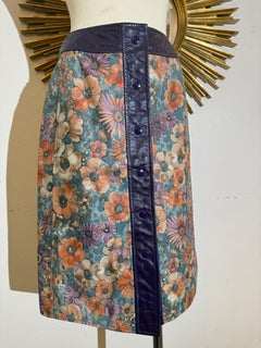 Falda midi de cuero con estampado floral Samuel Robert de los años 60 con tapeta y cinturilla moradas