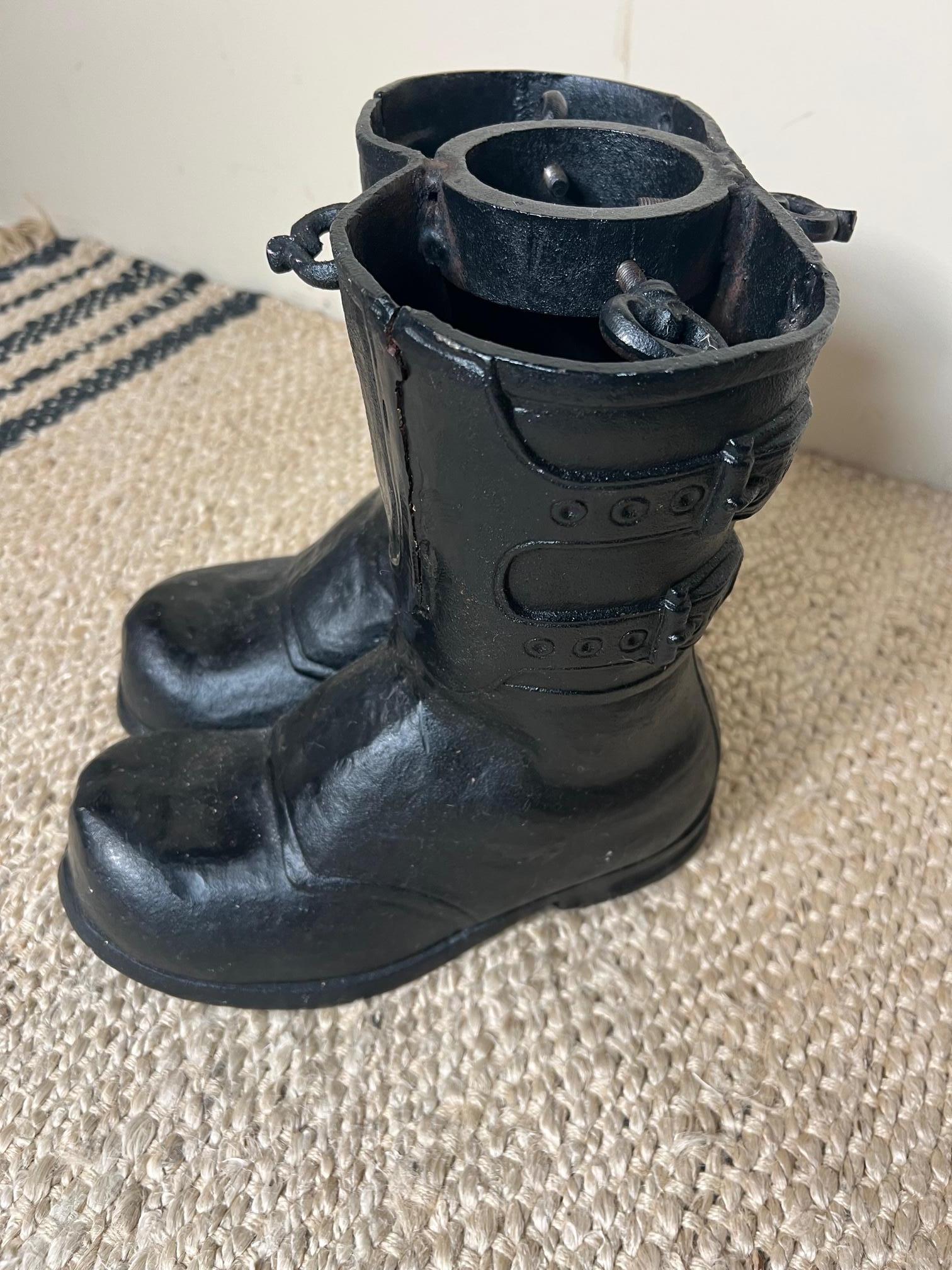 1960s Santa Boots Cast Iron Christmas Tree Stand Rare  In Good Condition For Sale In Atlanta, GA