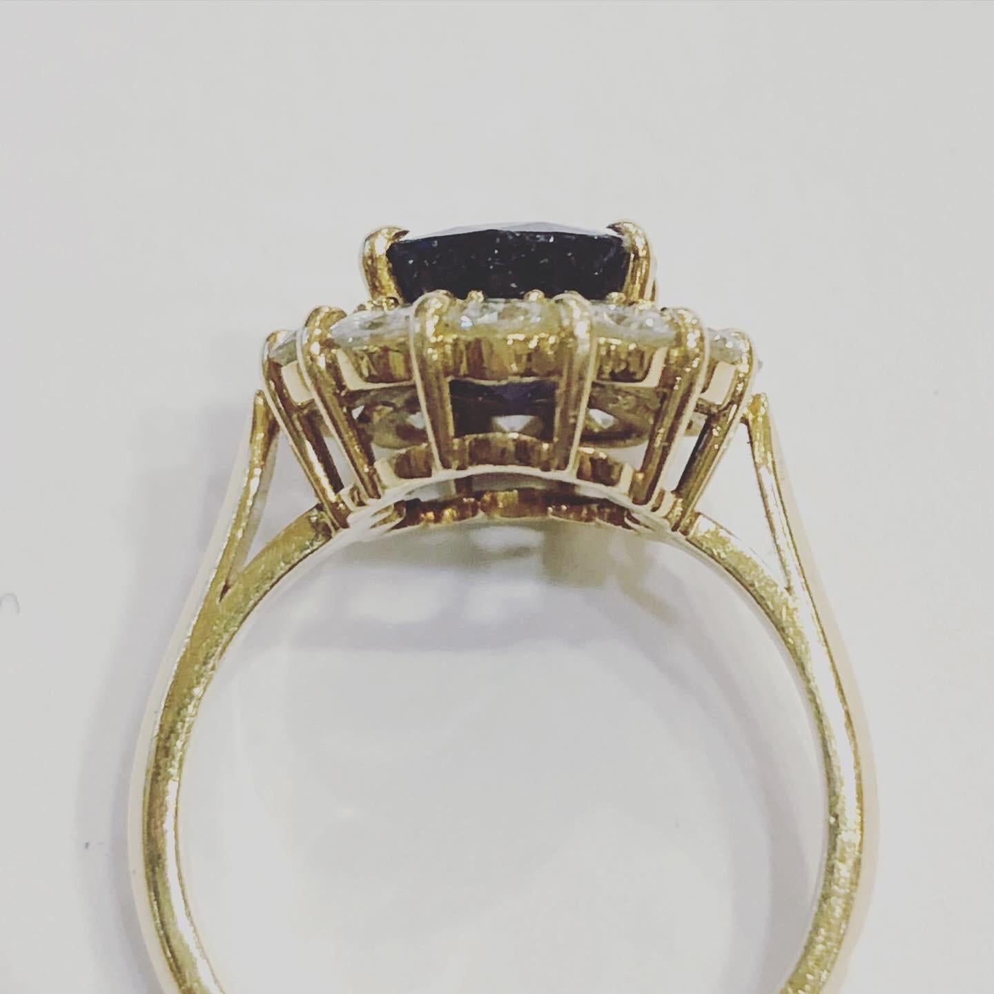 1960er Jahre, Saphir und Diamanten Halo 18k Gelbgold Cluster-Ring 5