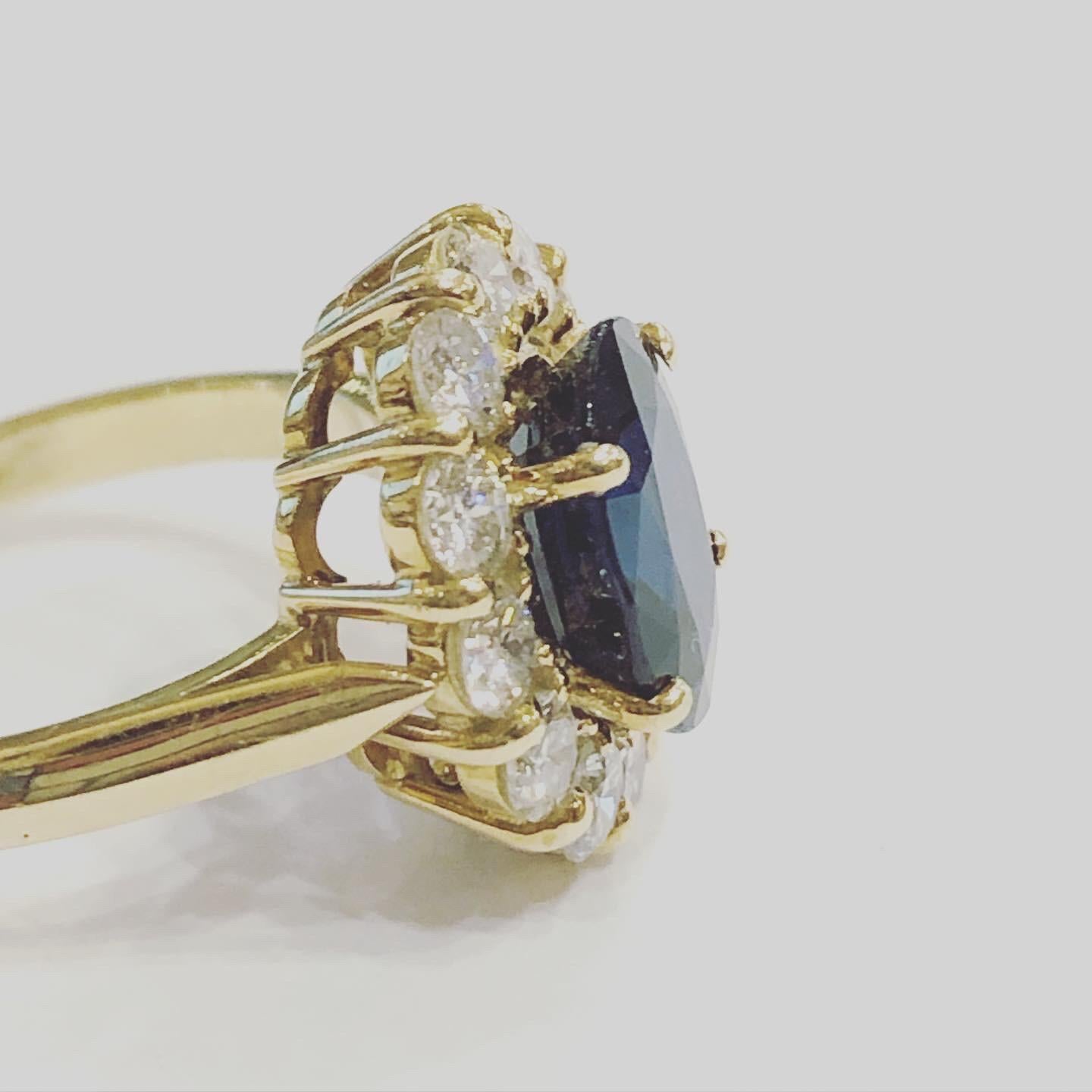 1960er Jahre, Saphir und Diamanten Halo 18k Gelbgold Cluster-Ring 6