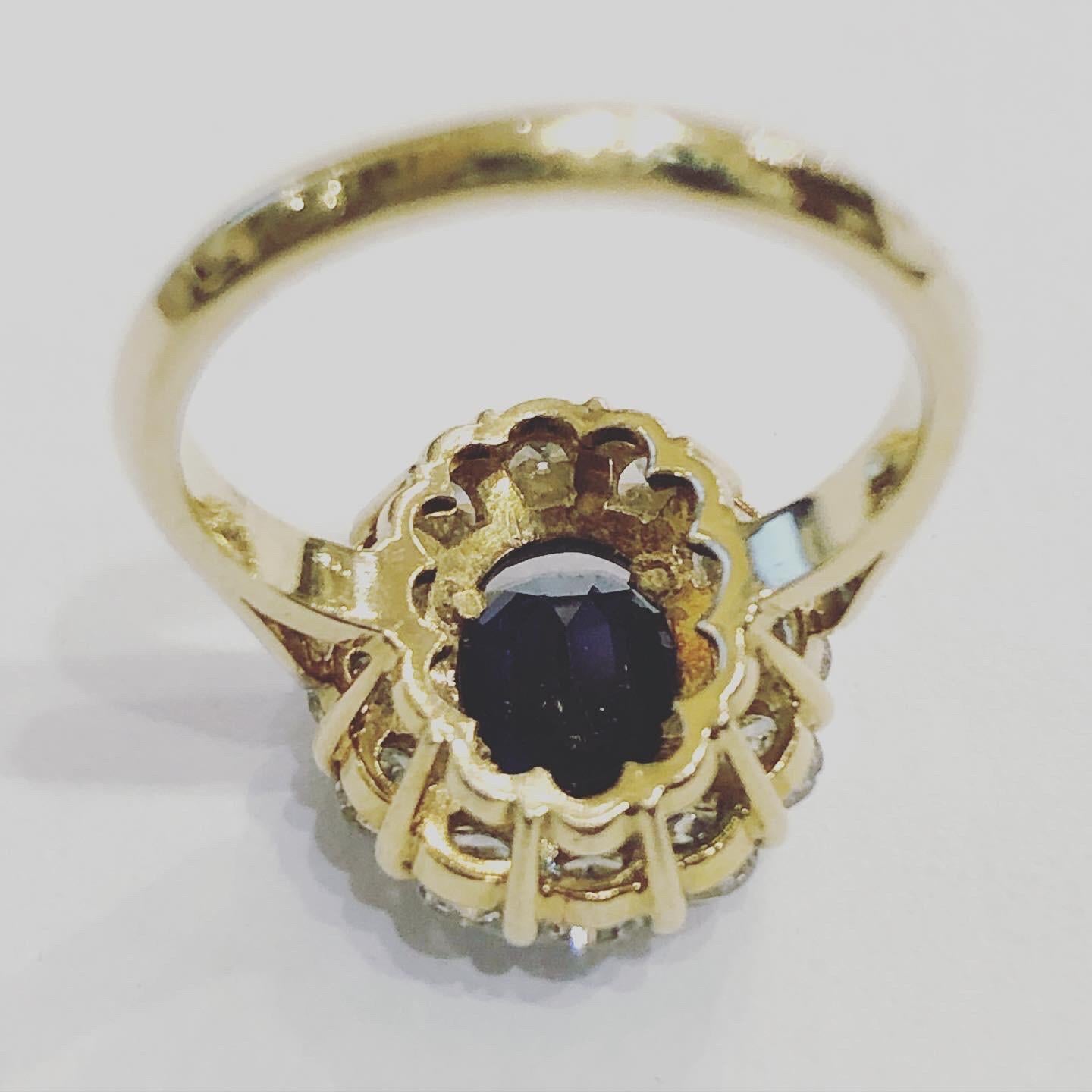 1960er Jahre, Saphir und Diamanten Halo 18k Gelbgold Cluster-Ring 7