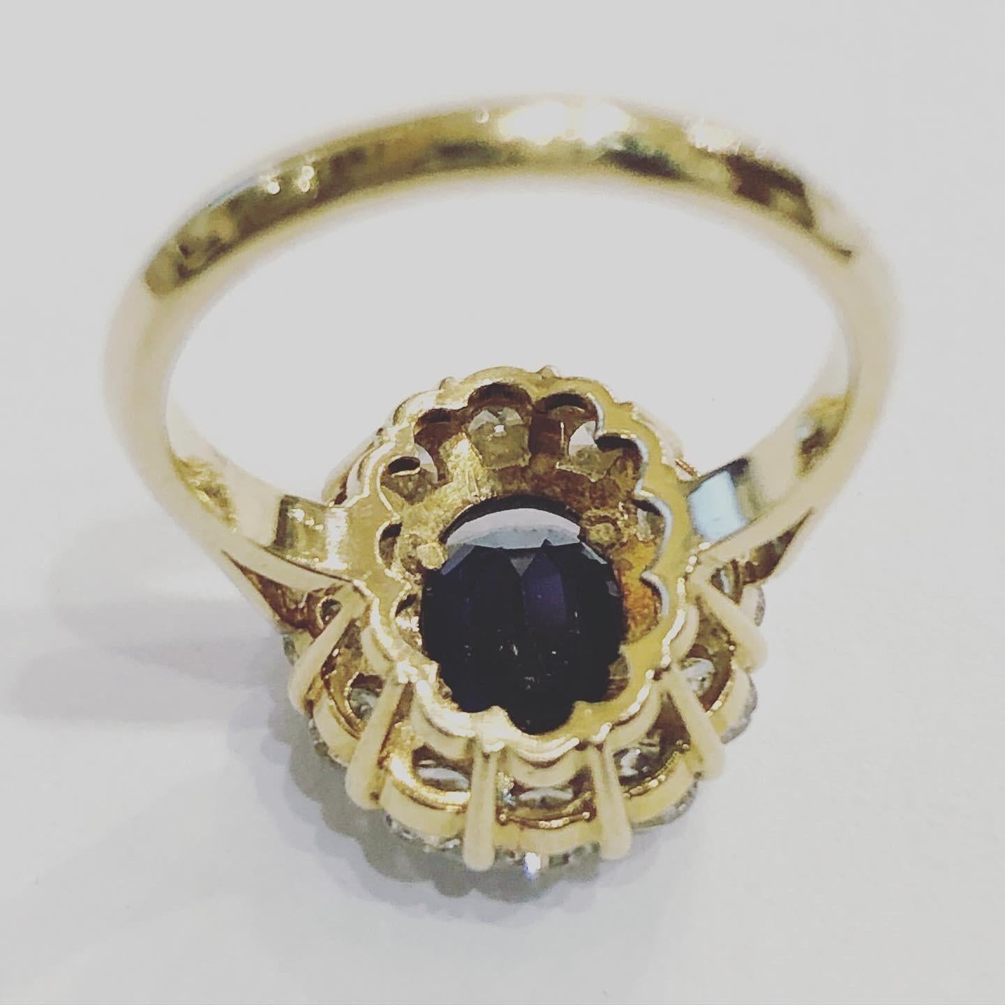 1960s, Sapphire and Diamonds Halo 18k Yellow Gold Cluster Ring 6