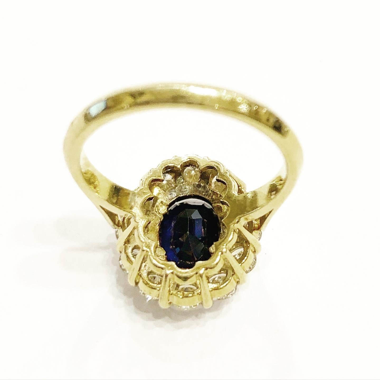 1960er Jahre, Saphir und Diamanten Halo 18k Gelbgold Cluster-Ring (Moderne)