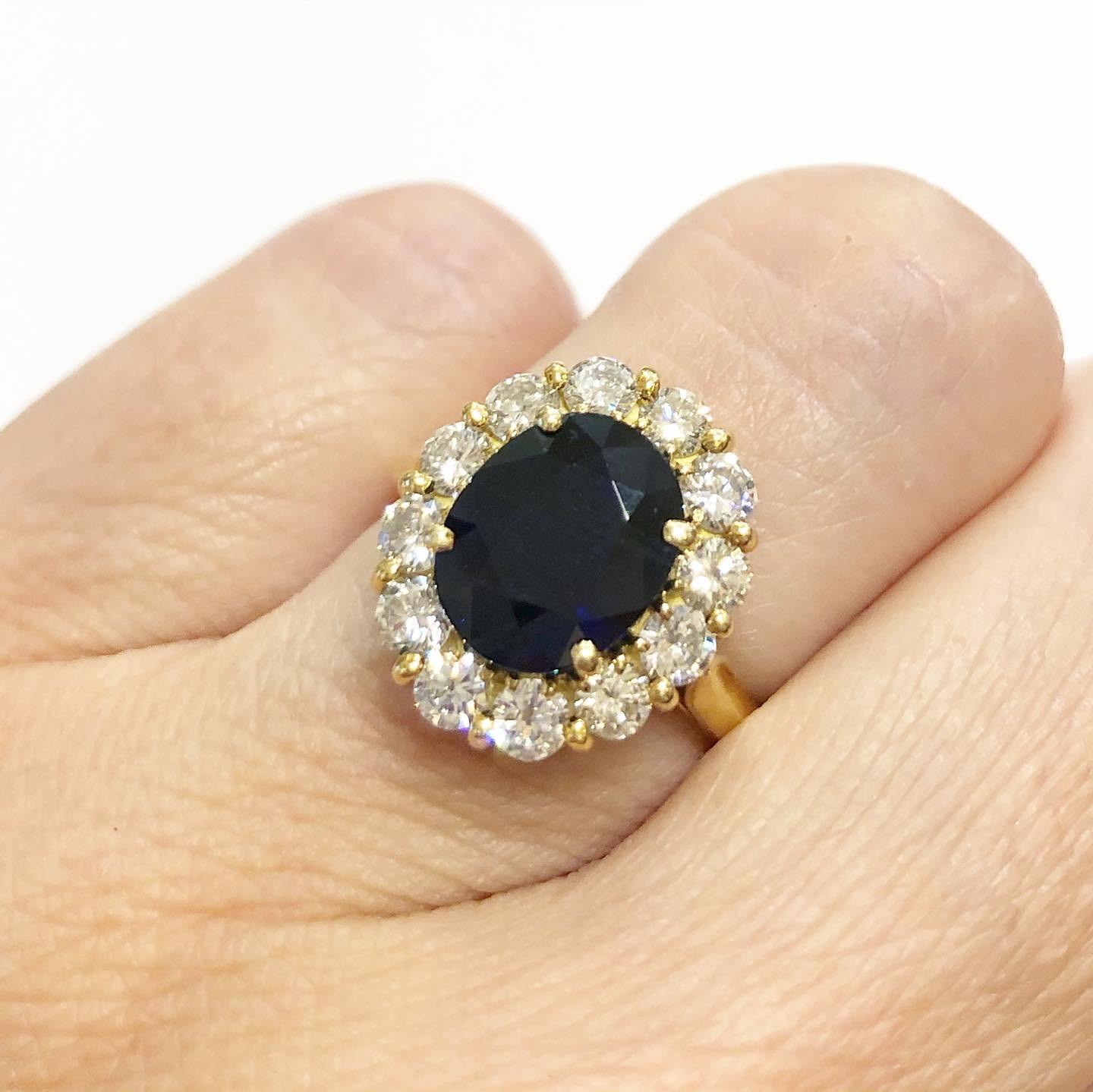 1960er Jahre, Saphir und Diamanten Halo 18k Gelbgold Cluster-Ring (Brillantschliff)