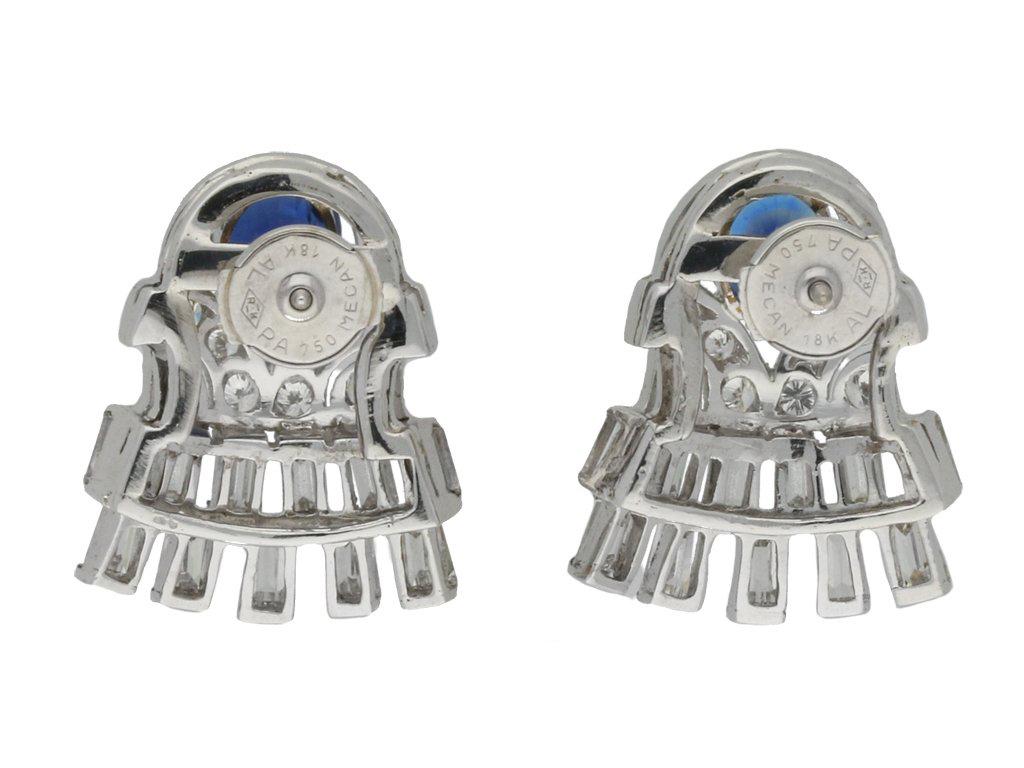 Orecchini vintage con zaffiri e diamanti. Una coppia abbinata, ciascuna con uno zaffiro ovale taglio vecchio naturale non valorizzato in una montatura a griffe aperta sul retro, due in totale per un peso complessivo di circa 2,20 carati, e undici