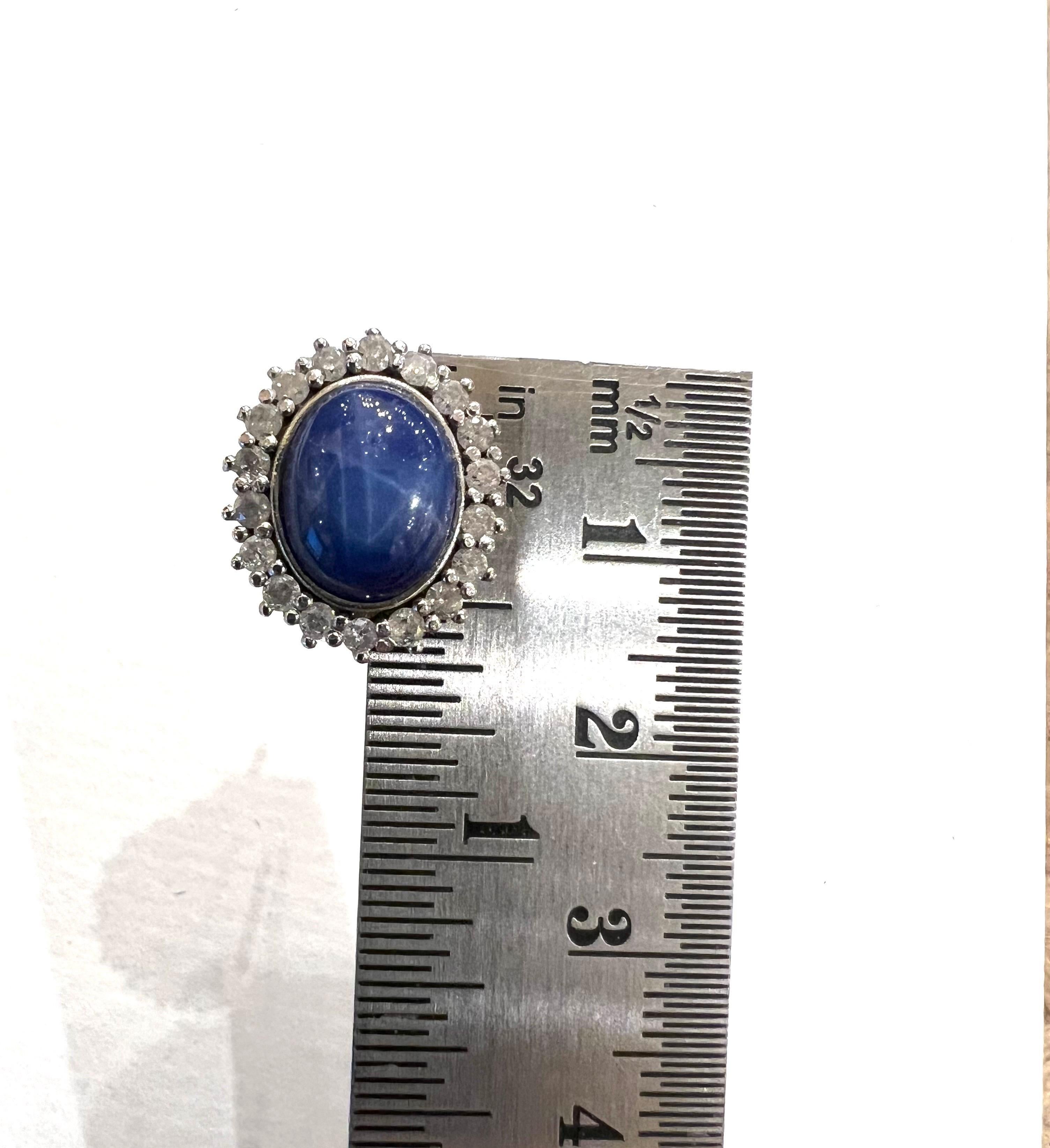 1960s, Sapphire Star Cabochon and Diamonds Halo 18k white Gold Cluster Earrings In Good Condition For Sale In Pamplona, Navarra