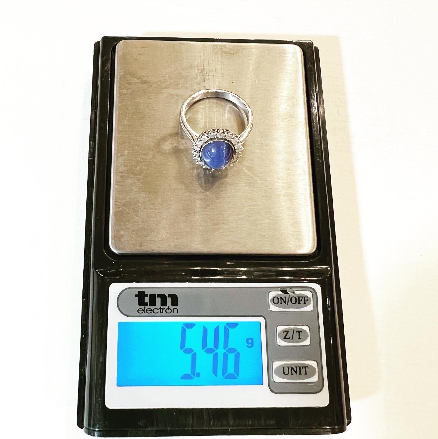 Women's 1960s, Sapphire Star Cabochon and Diamonds Halo 18k white Gold Cluster Ring For Sale