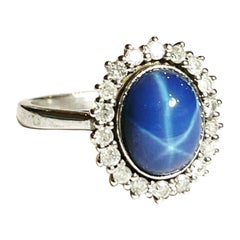 1960er Jahre, Saphir Star Cabochon und Diamanten Halo 18k Weißgold Cluster-Ring