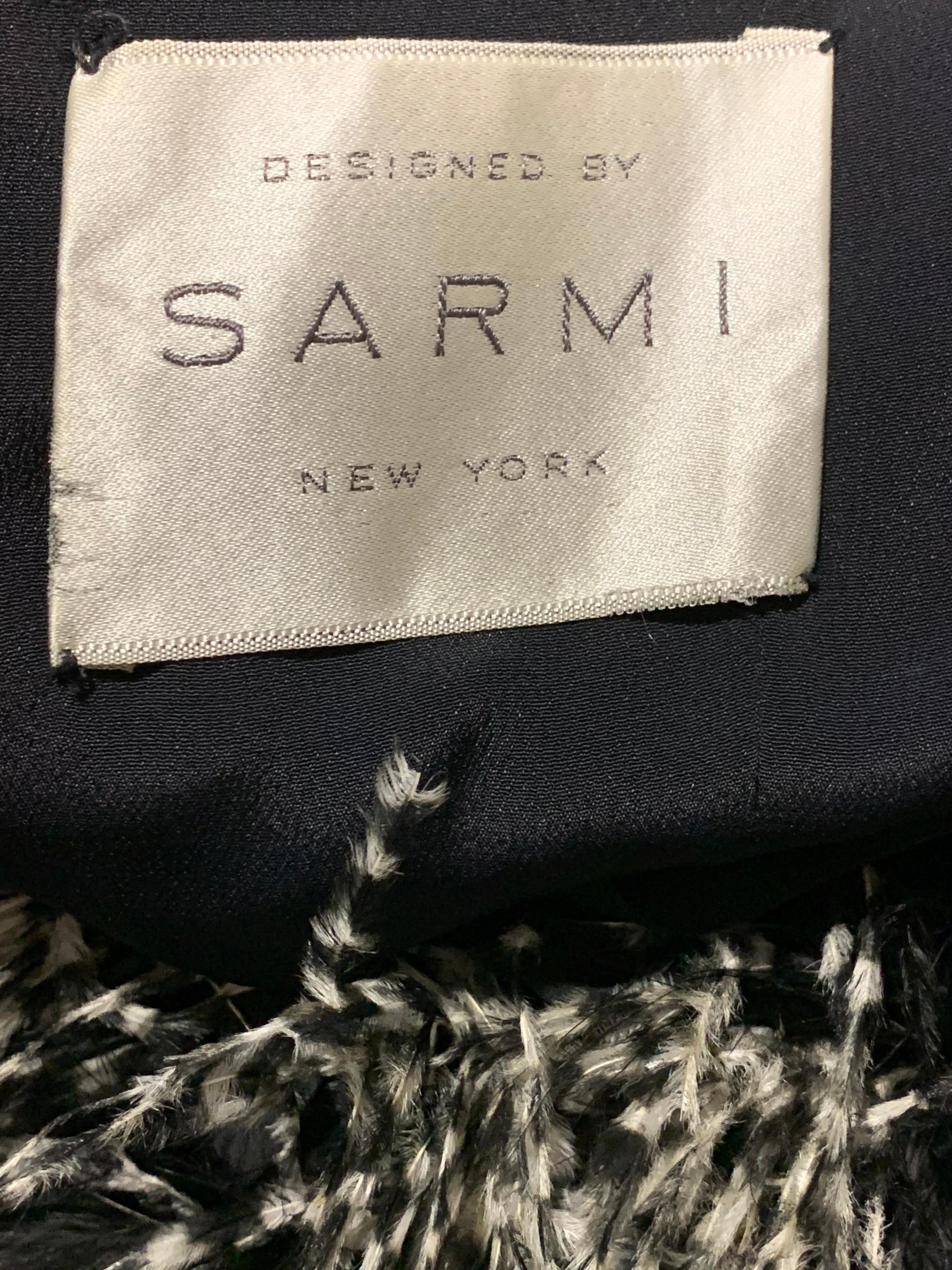 1960 Sarmi Vestido de gasa de seda negra con falda superpuesta de plumas de avestruz y lazo en venta 12