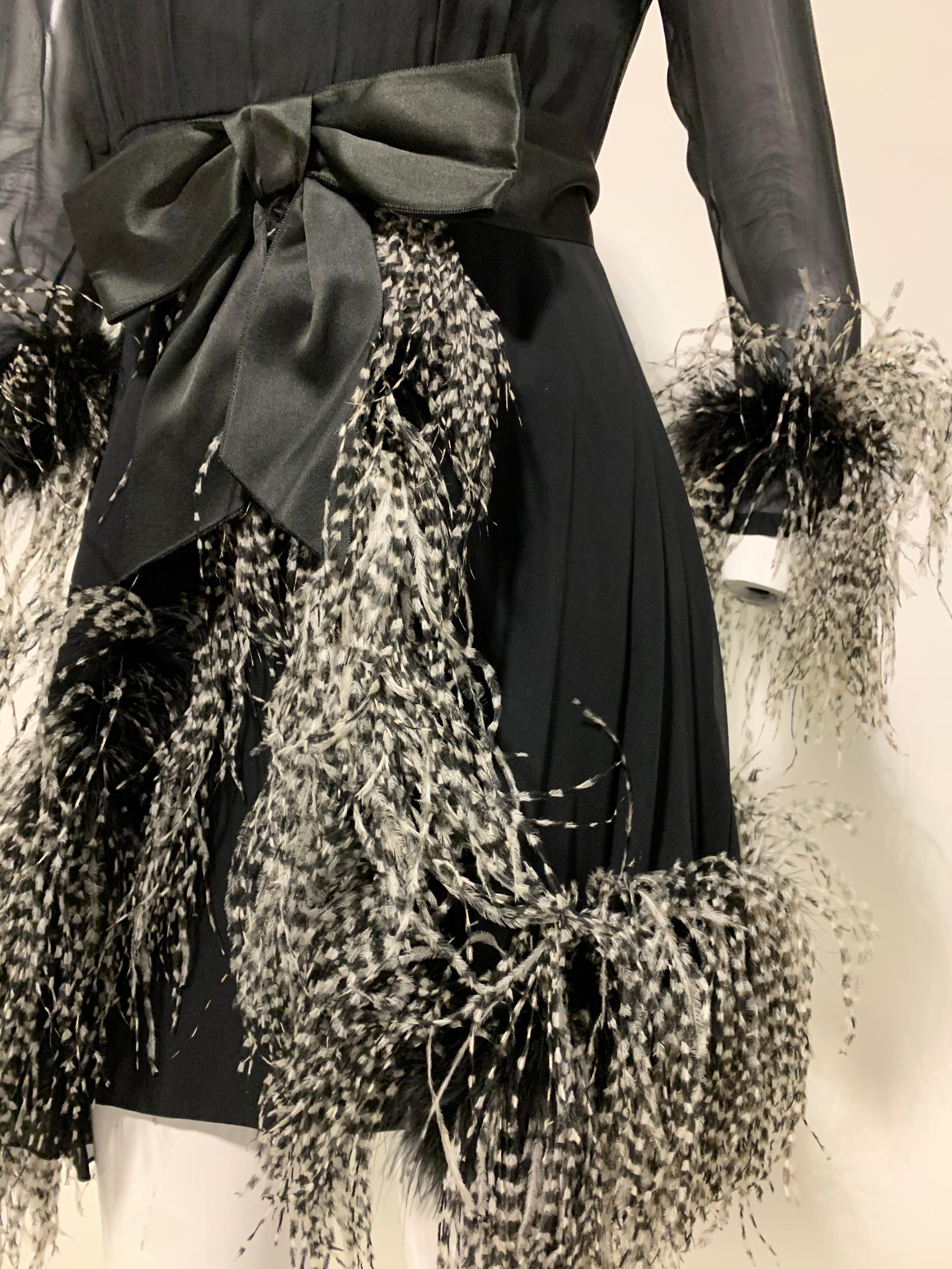 1960 Sarmi Vestido de gasa de seda negra con falda superpuesta de plumas de avestruz y lazo en Excelente estado para la venta en Gresham, OR
