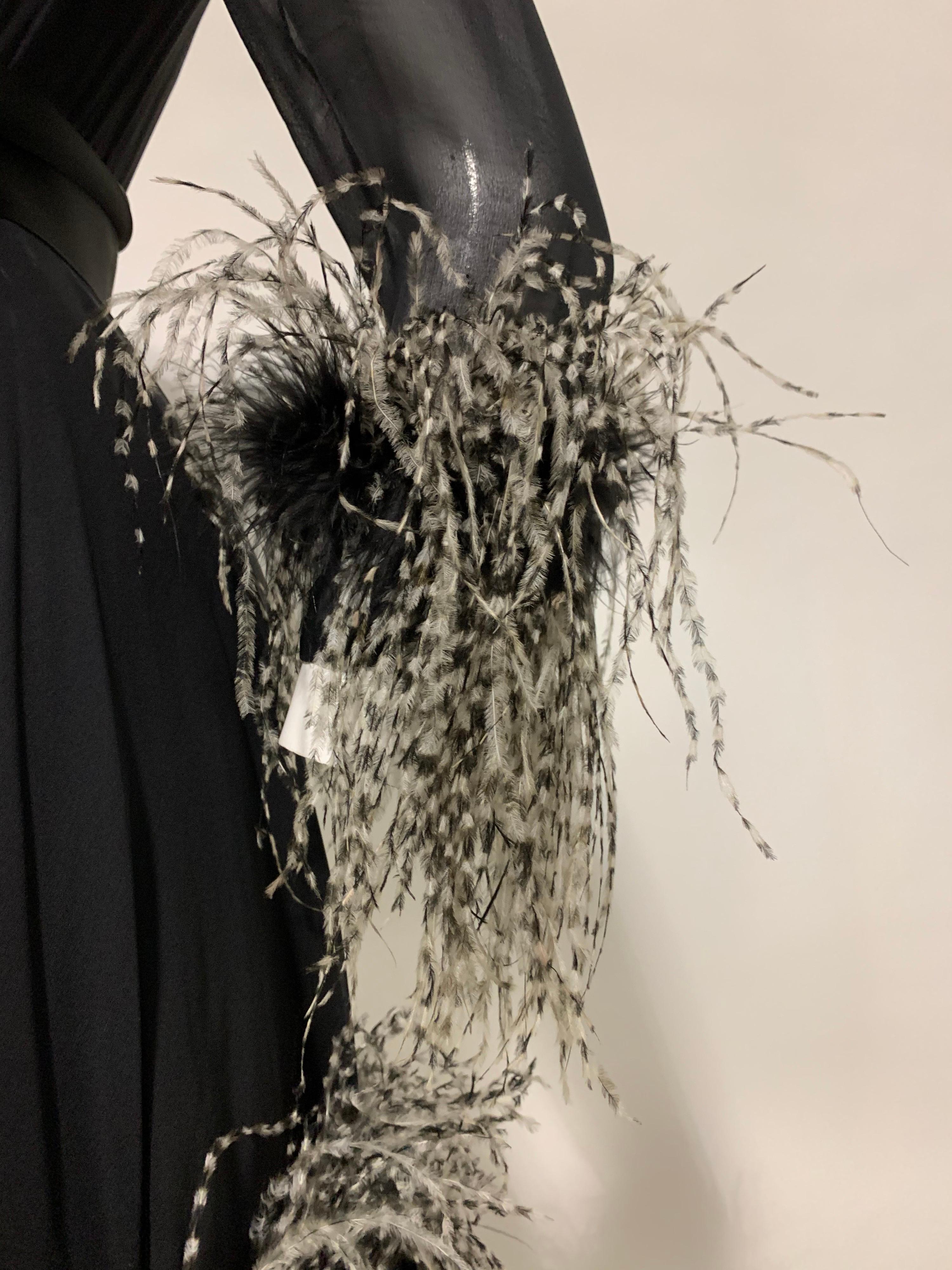 1960 Sarmi Vestido de gasa de seda negra con falda superpuesta de plumas de avestruz y lazo en venta 2