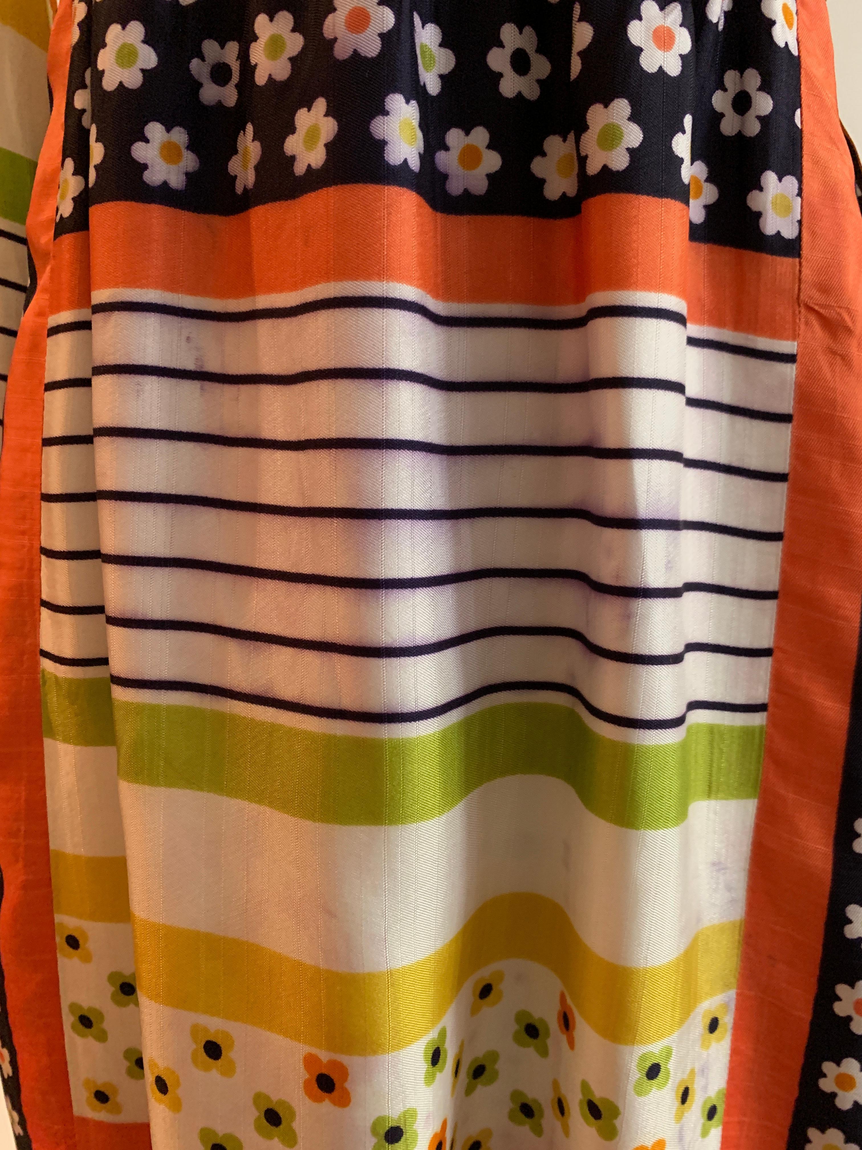 Vestido con estampado de flores y rayas Sarmi de los años 60 en blanco, azul, azul marino, naranja y verde en venta 1