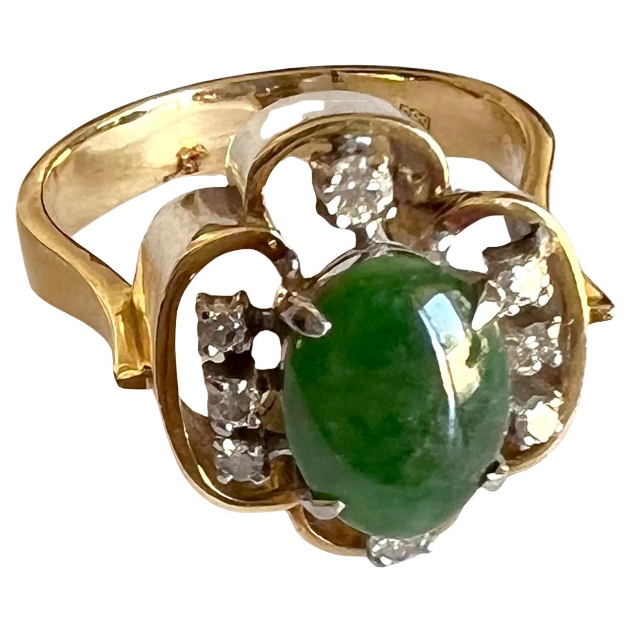 Skandinavischer Ring aus 14-karätigem Gold, Diamant und Jade-Cabochon, ca. 1960er Jahre.  Der Ring hat die Fingergröße 8 und ist auf der Innenseite des Schafts mit 585 signiert.  In sehr gutem Vintage-Zustand mit geringen Gebrauchsspuren.  