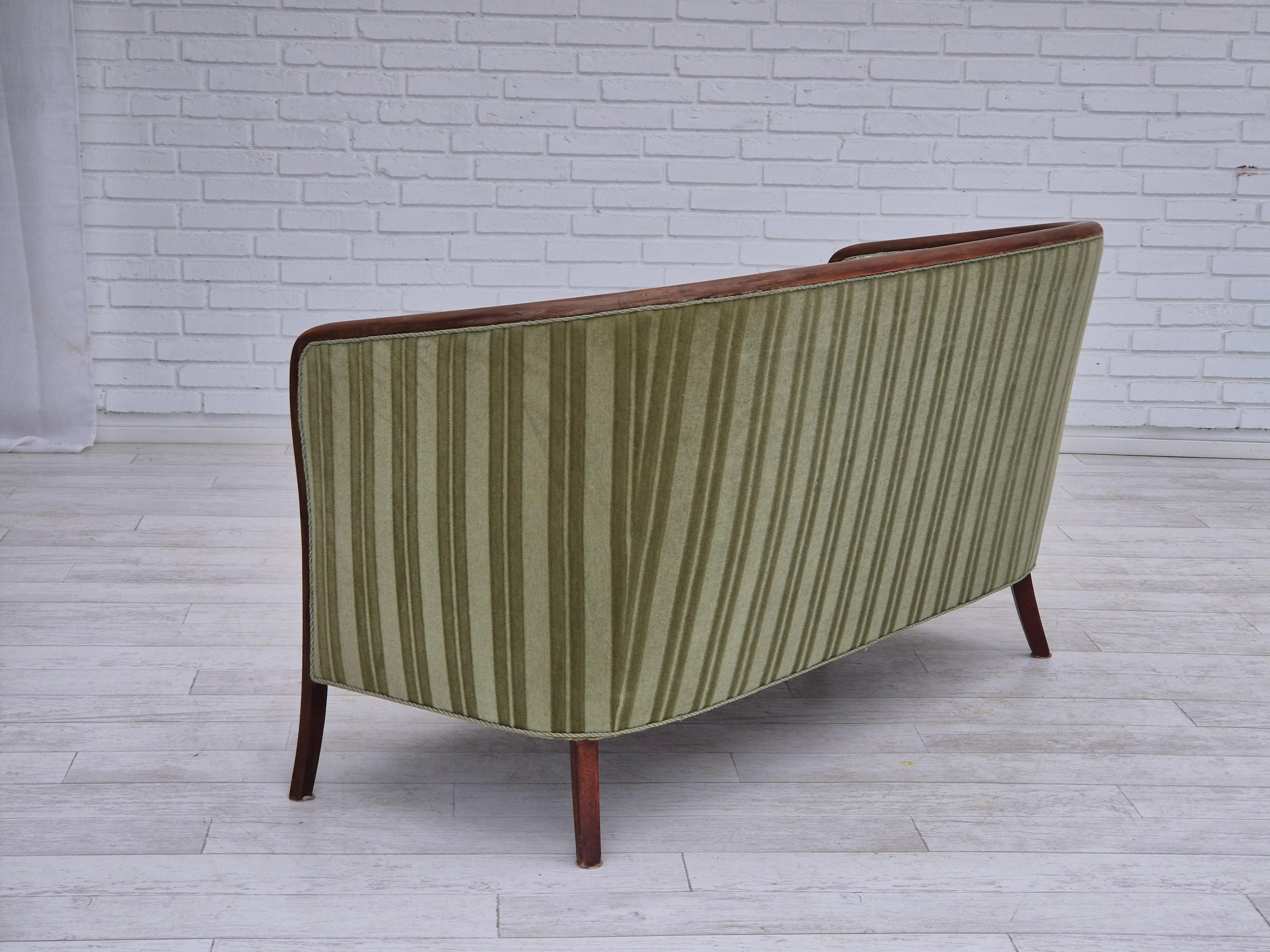 1960er Jahre, skandinavisches 2-Sitzer-Sofa, Originalzustand, Velours, Teakholz. im Angebot 3