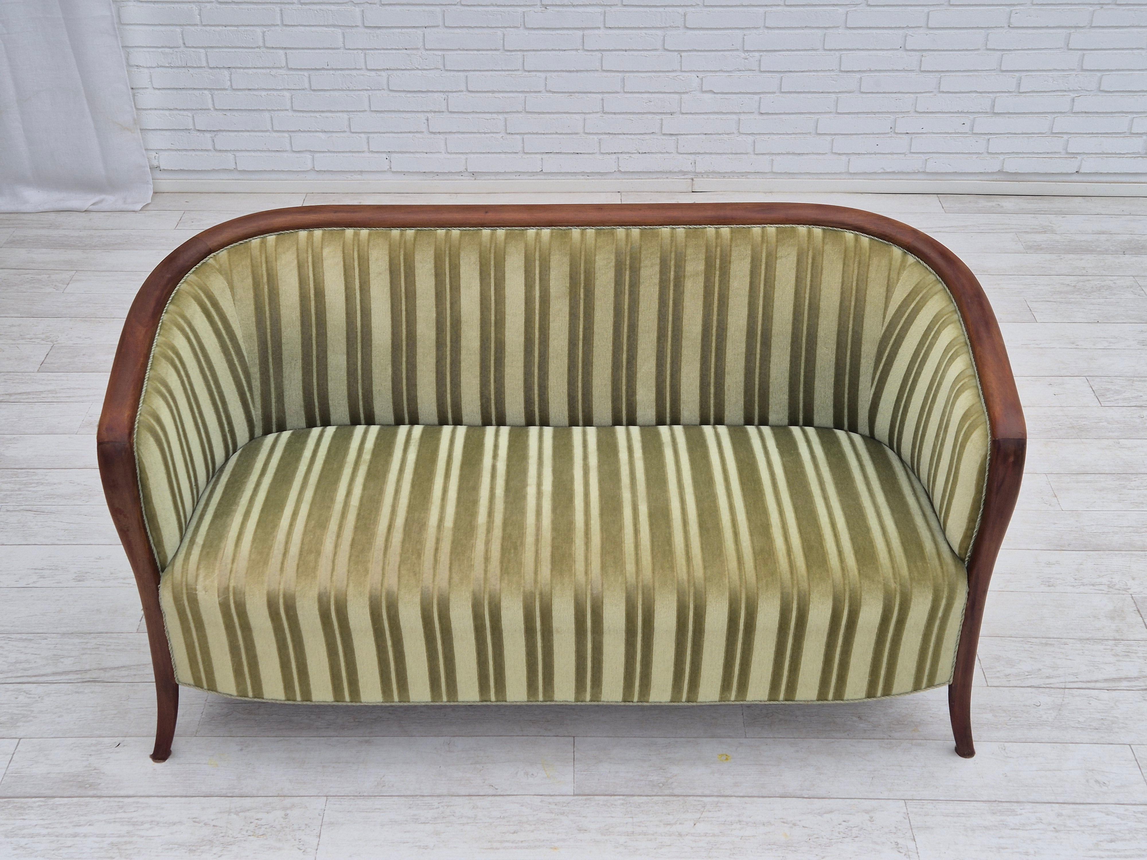 1960er Jahre, skandinavisches 2-Sitzer-Sofa, Originalzustand, Velours, Teakholz. (Skandinavische Moderne) im Angebot