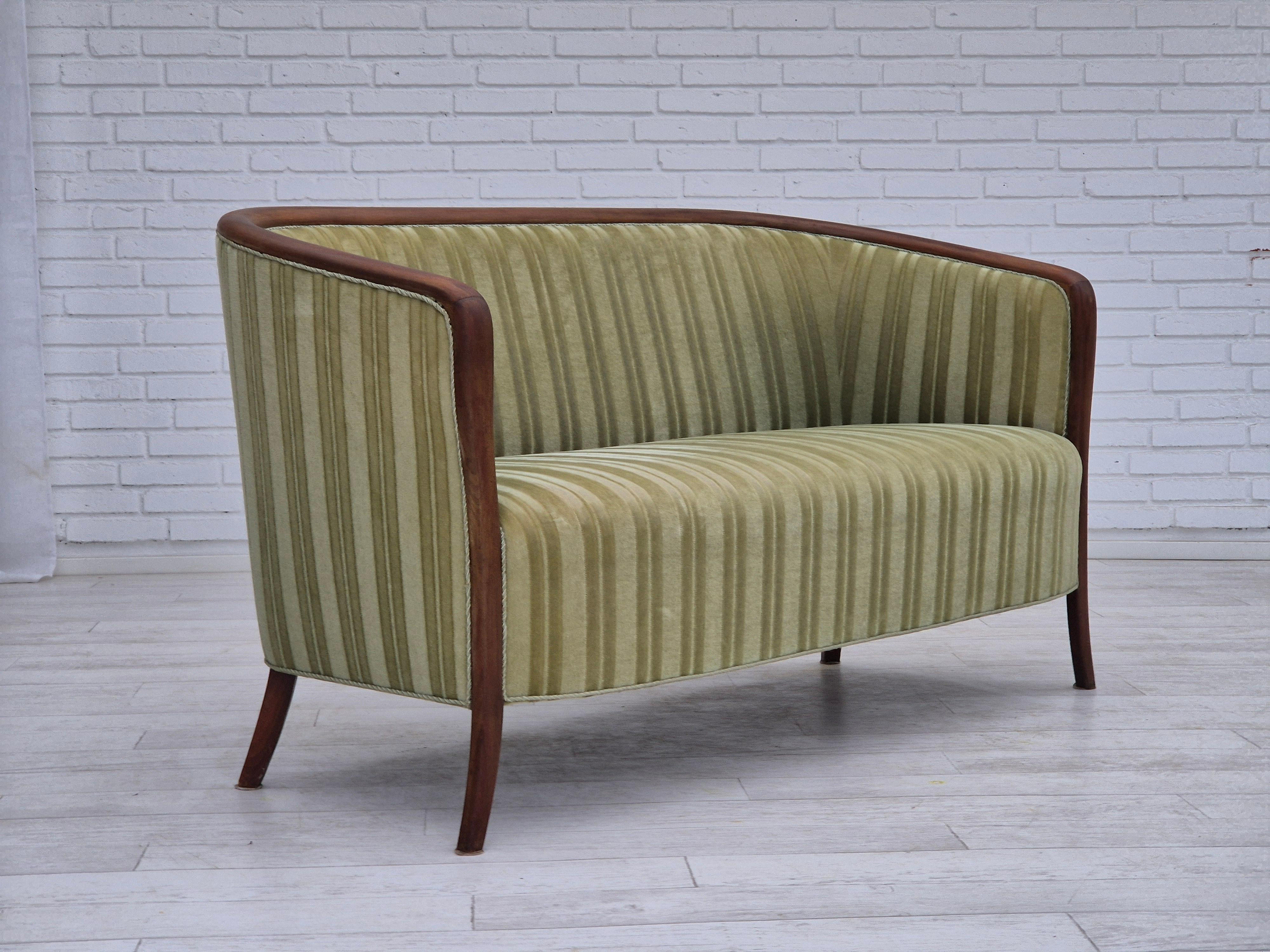 1960er Jahre, skandinavisches 2-Sitzer-Sofa, Originalzustand, Velours, Teakholz. (Dänisch) im Angebot