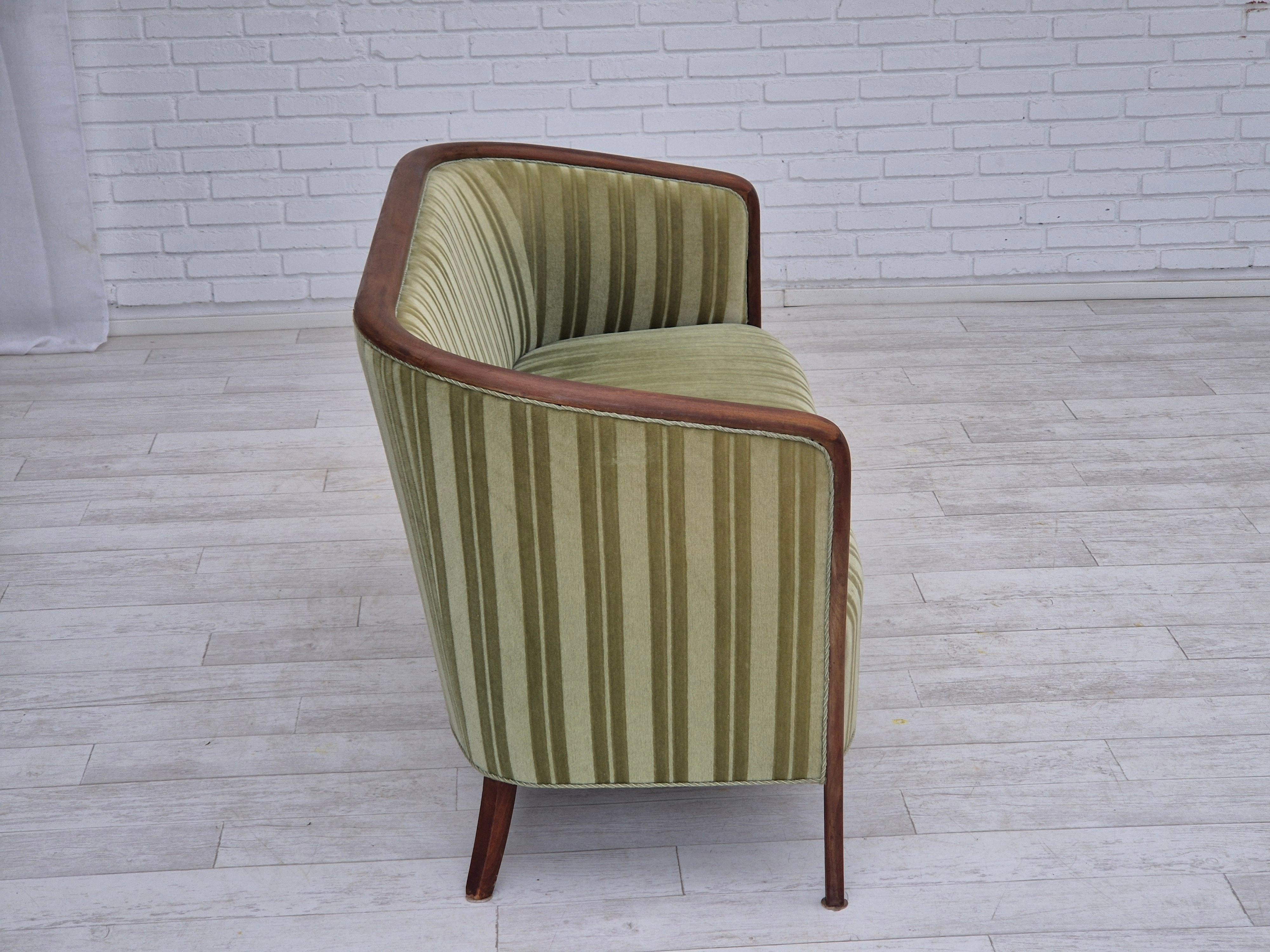 1960er Jahre, skandinavisches 2-Sitzer-Sofa, Originalzustand, Velours, Teakholz. (Mitte des 20. Jahrhunderts) im Angebot