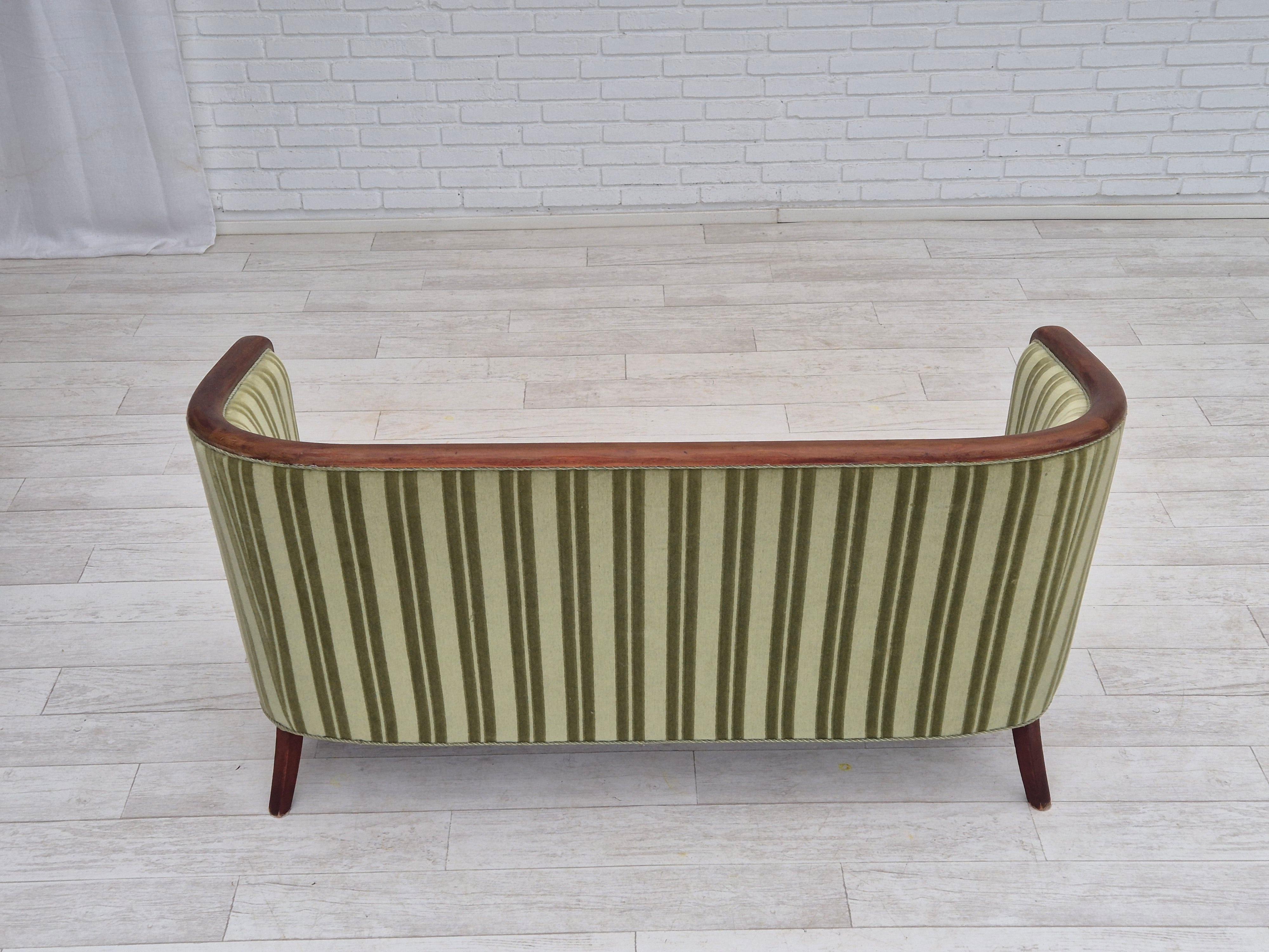 1960er Jahre, skandinavisches 2-Sitzer-Sofa, Originalzustand, Velours, Teakholz. im Angebot 1