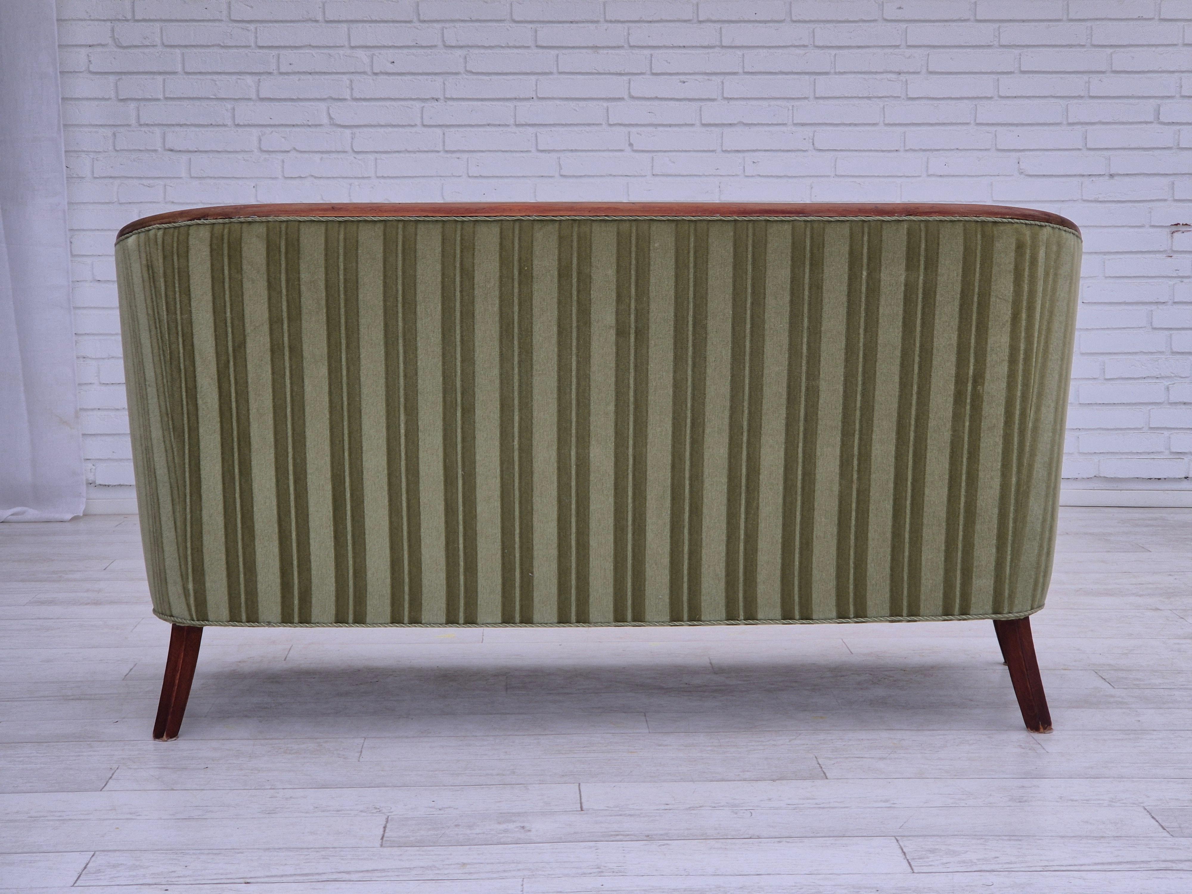 1960s, Scandinavian 2 seater sofa, original condition, velour, teak wood. For Sale 2