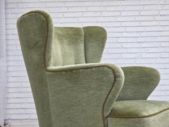 Años 60, sillón escandinavo, tapizado de terciopelo verde, patas de madera de roble.