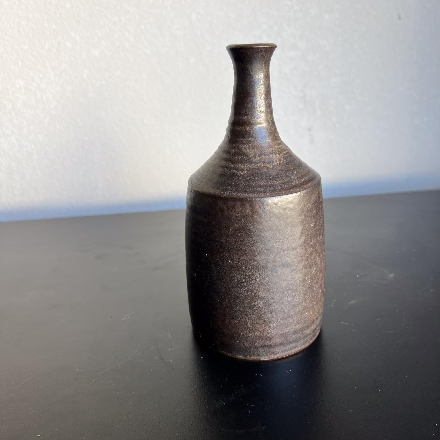 Vaso in ceramica d'arte scandinava del 1960 dalla forma liscia ed elegante
vaso in ceramica nei toni del marrone scuro
Stampigliato con numero e lettere nella parte inferiore - non è possibile distinguerlo
6,75 H. x 3,25 diam.
Usato d'epoca
Fai