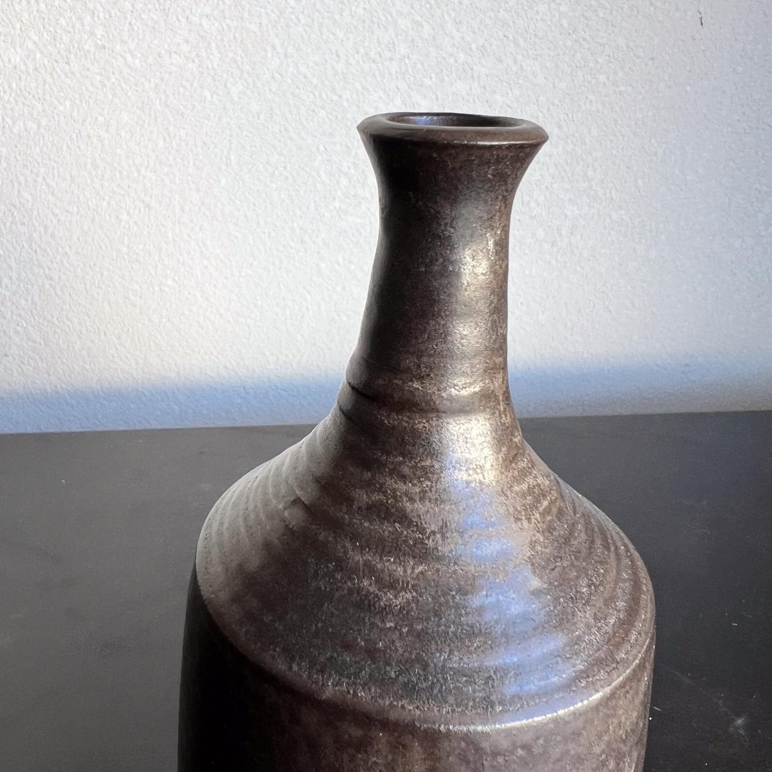 Scandinavo moderno Vaso in ceramica d'arte scandinava del 1960, marrone in vendita