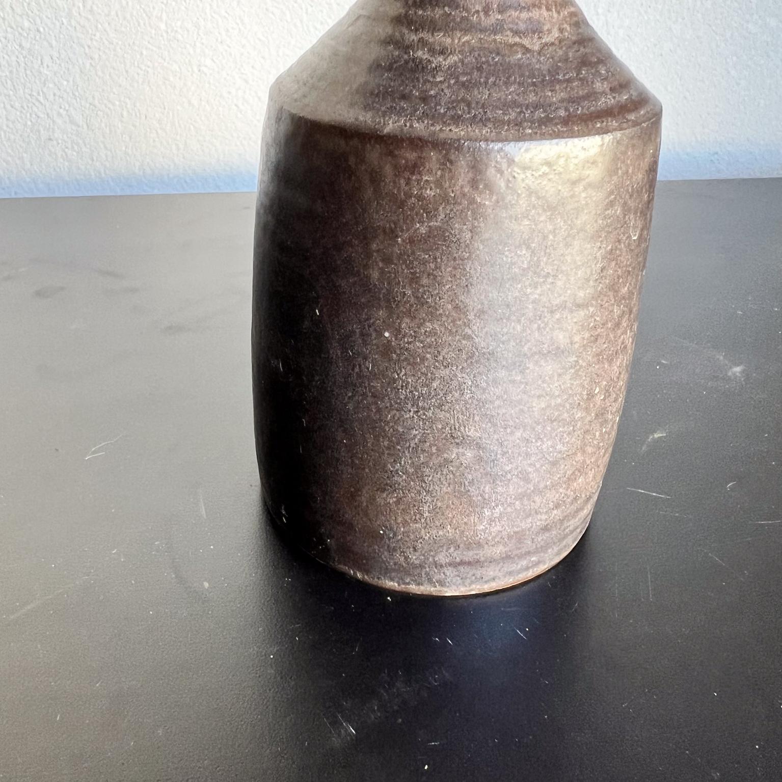 Vaso in ceramica d'arte scandinava del 1960, marrone In condizioni buone in vendita a Chula Vista, CA