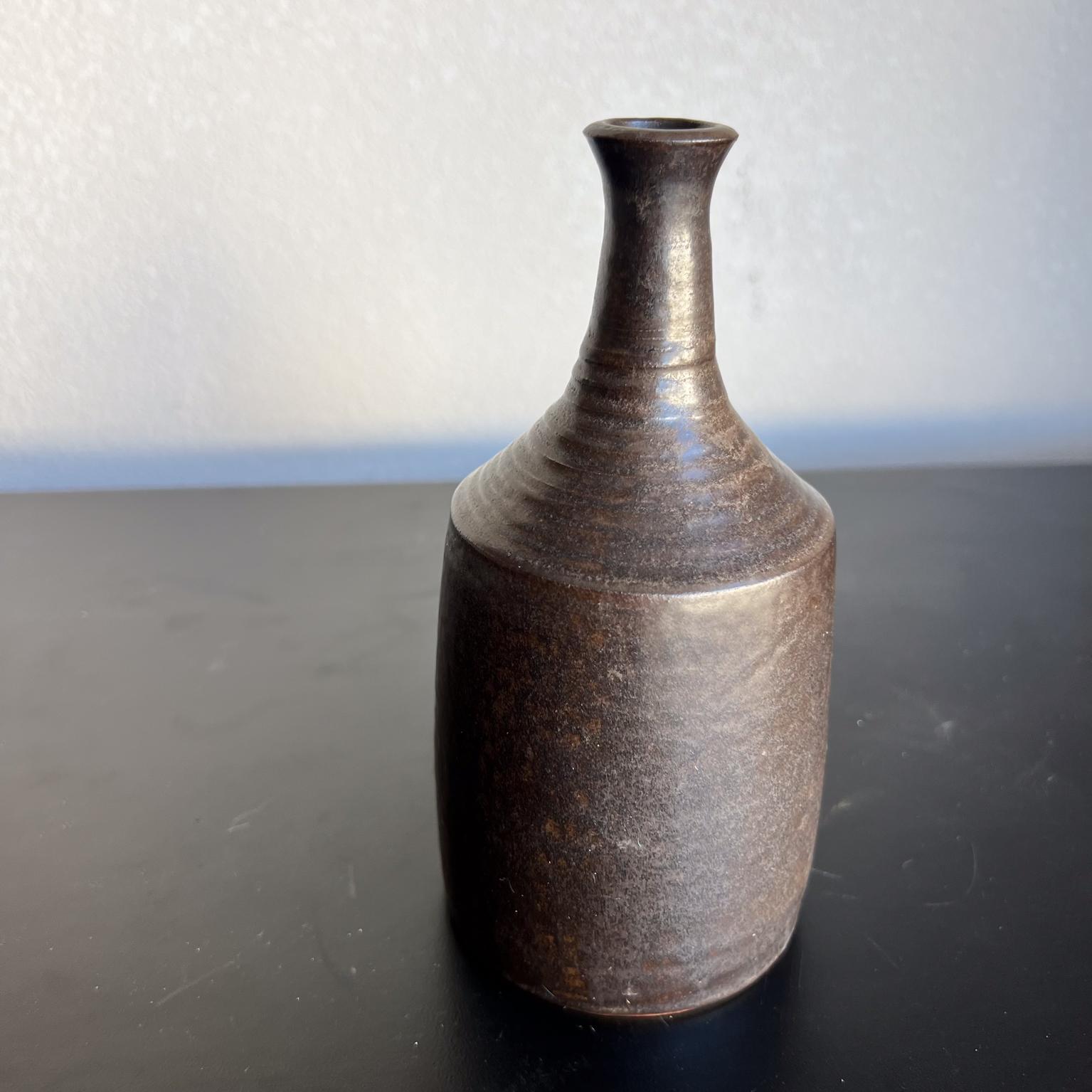 Metà XX secolo Vaso in ceramica d'arte scandinava del 1960, marrone in vendita