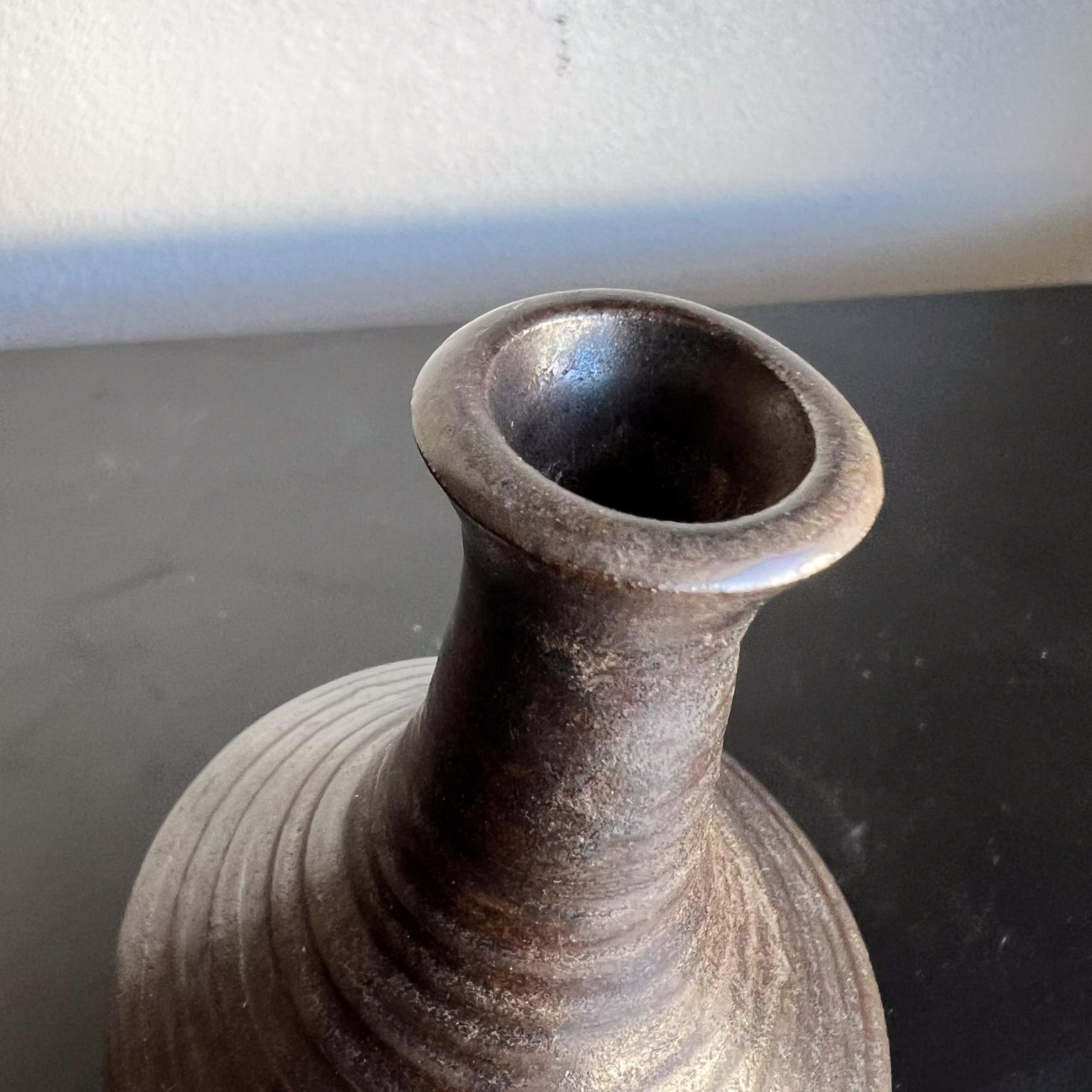 Terracotta Vaso in ceramica d'arte scandinava del 1960, marrone in vendita