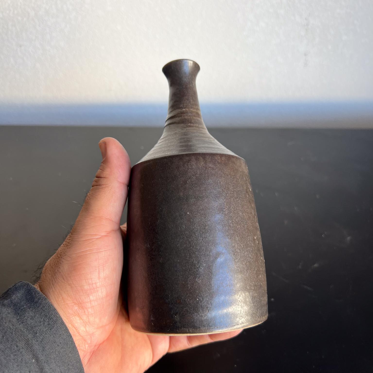 Vaso in ceramica d'arte scandinava del 1960, marrone in vendita 1