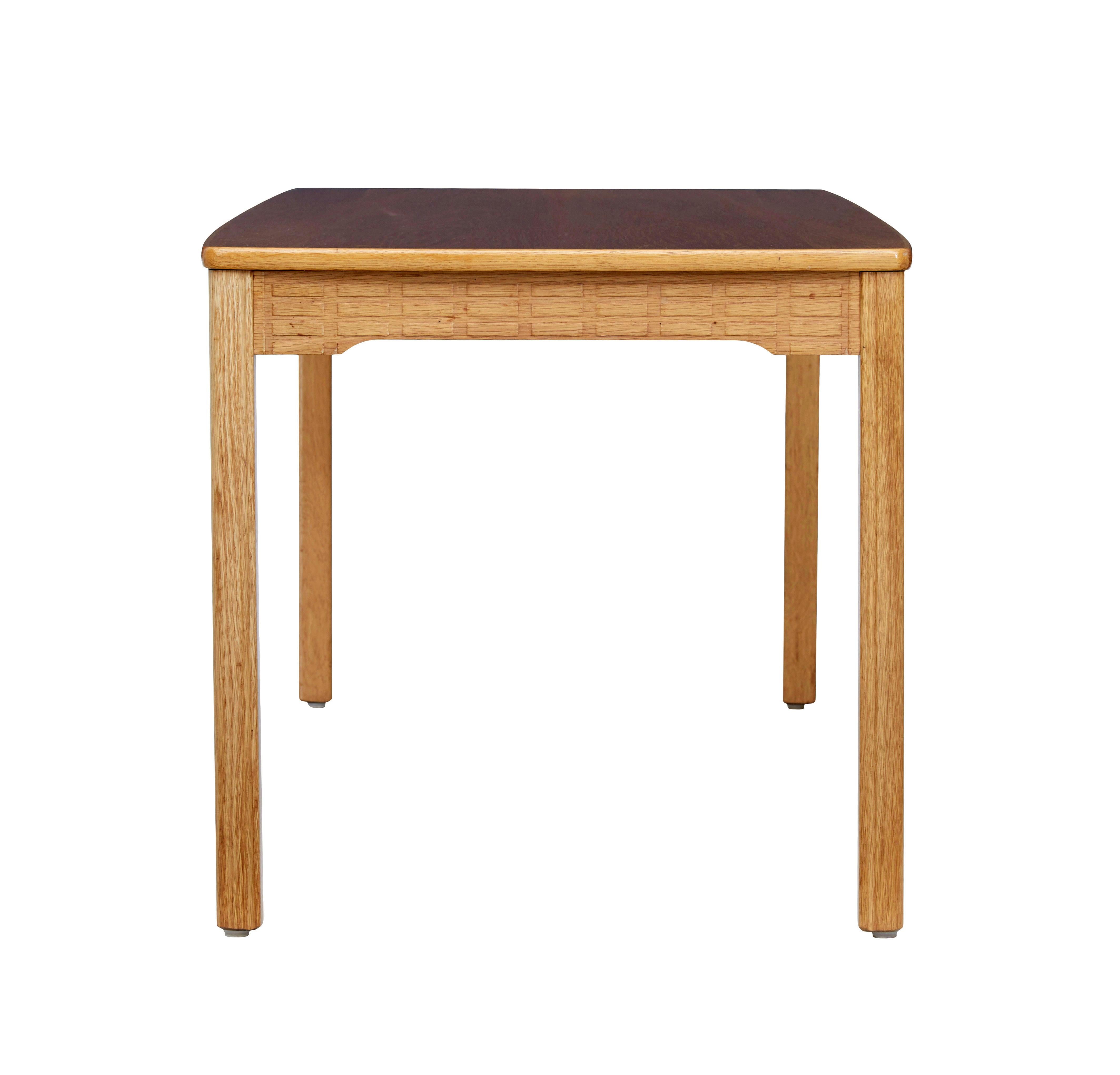 Mid-Century moderno 1960’s Scandinavian carved oak coffee table in vendita