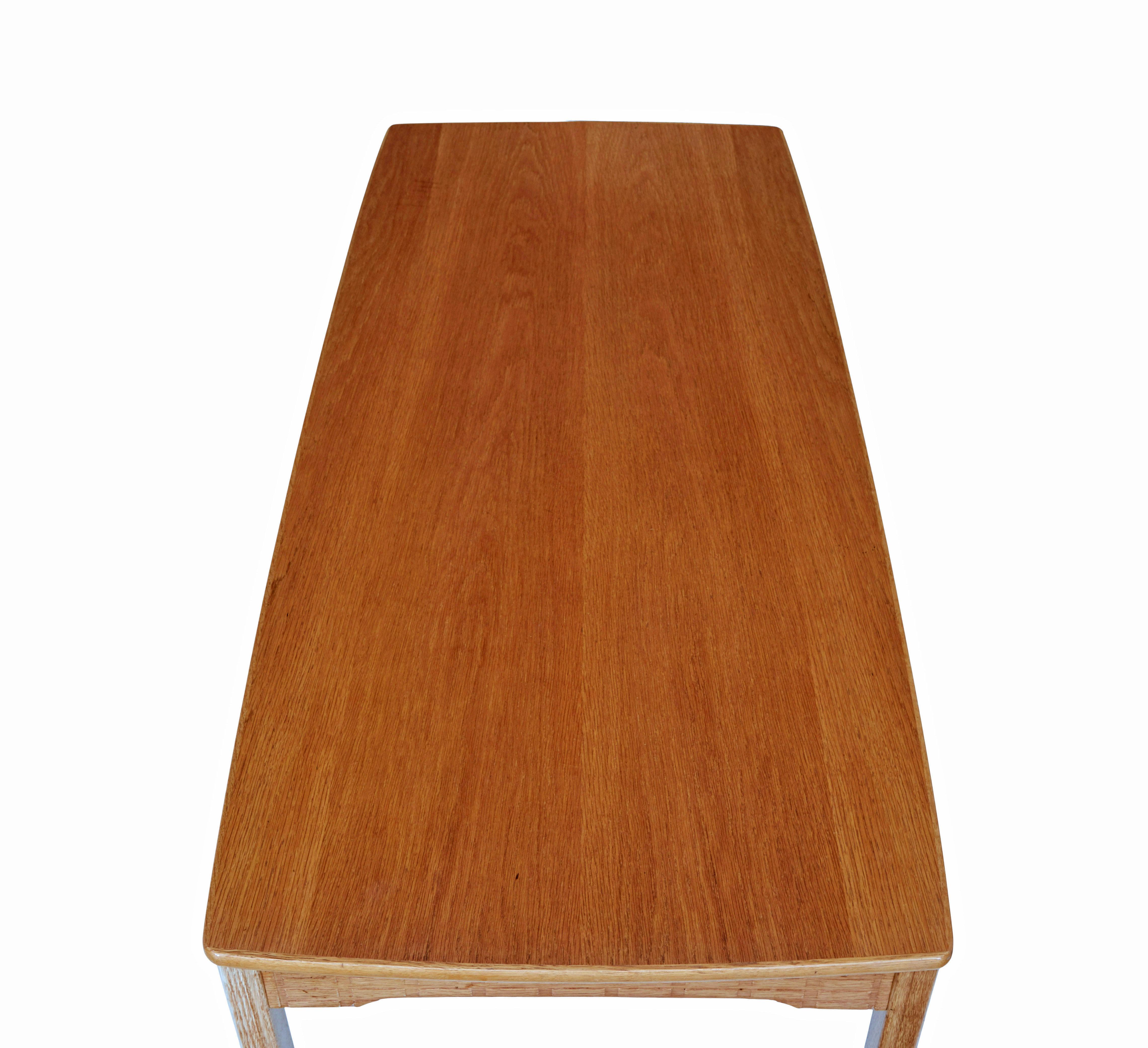 Svedese 1960’s Scandinavian carved oak coffee table in vendita