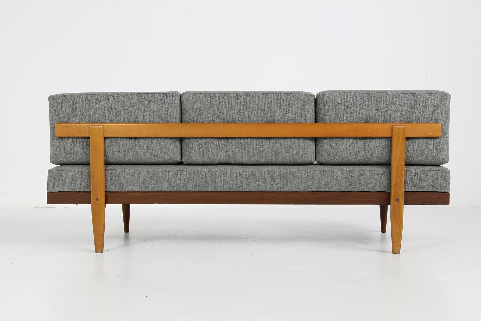 Bellissimo letto da giorno Mid-Century Modern degli anni '60 in condizioni fantastiche. Svane Mobler, prodotto in Norvegia, è stato ridipinto e rivestito con un nuovo e morbido tessuto grigio. La struttura è in legno di teak e faggio. Dopo essere
