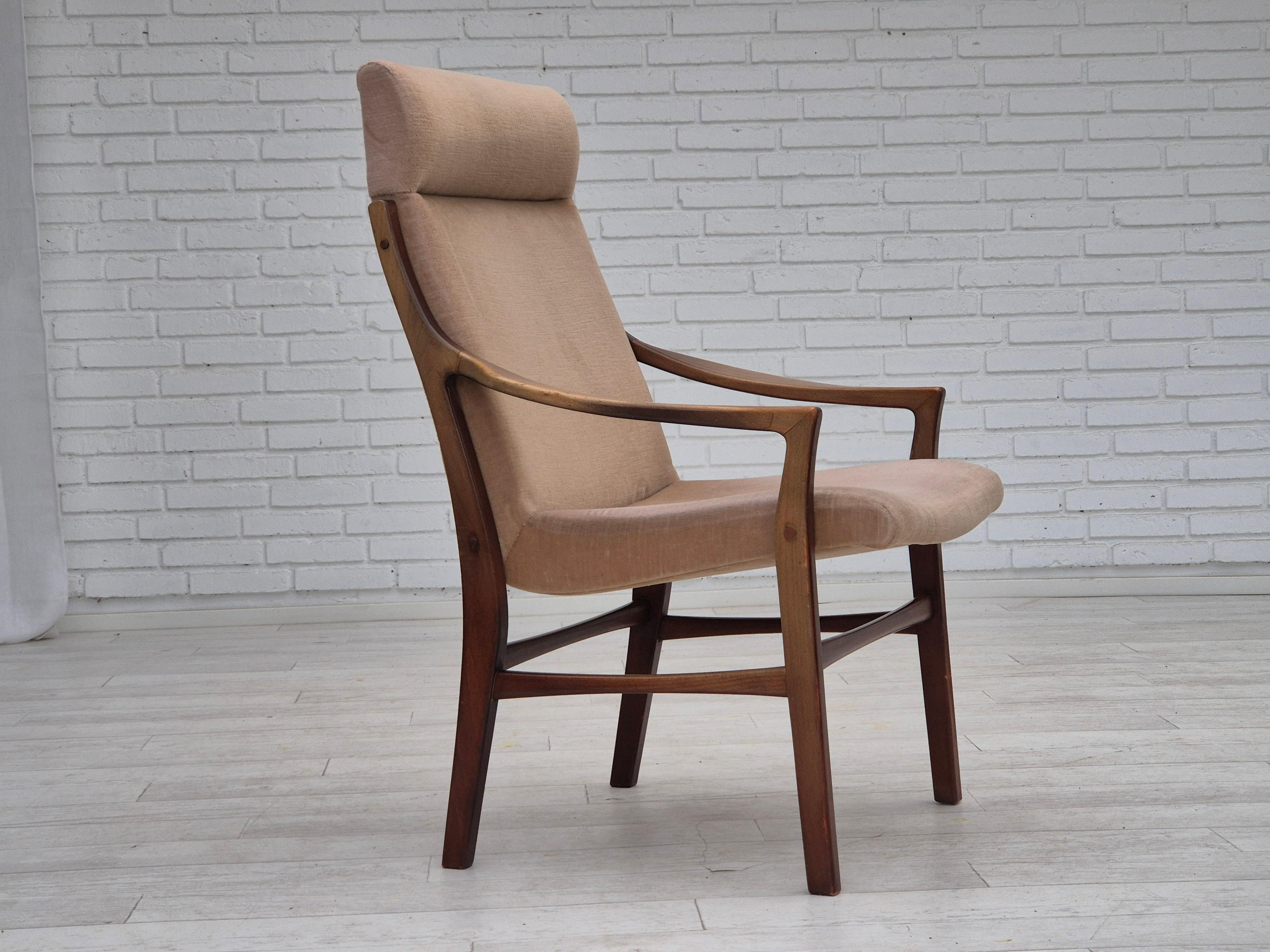 Années 1960, Design/One. Fauteuil à dossier haut en bon état d'origine : pas d'odeurs ni de taches, et construction stable. Velours d'ameublement d'origine vert clair/beige. Bois de hêtre foncé laqué clair. Fabriqué par un fabricant de meubles