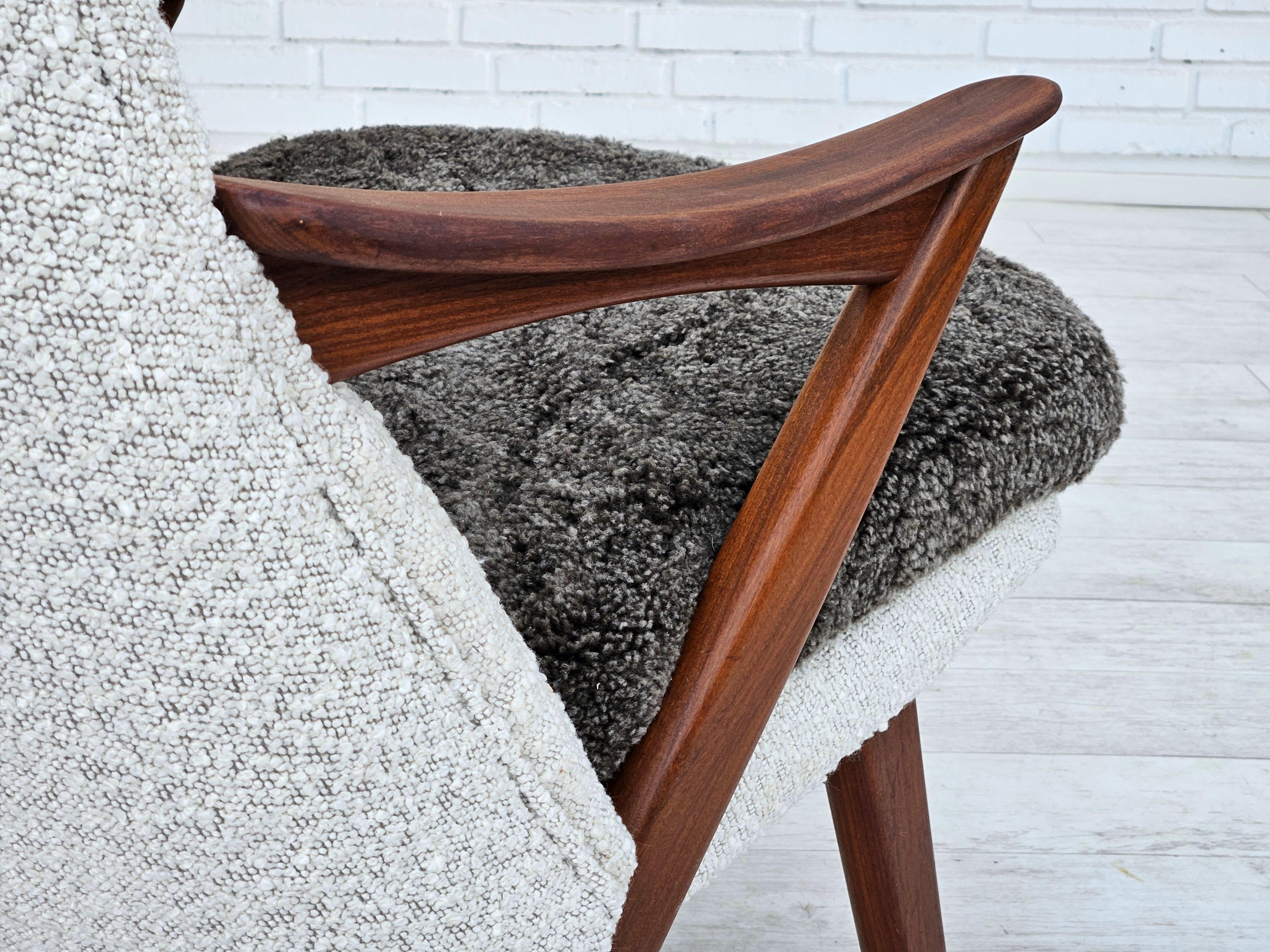 1960er Jahre, skandinavisches Design, neu gepolsterter Sessel, Möbelstoff, Schafsleder. im Angebot 8